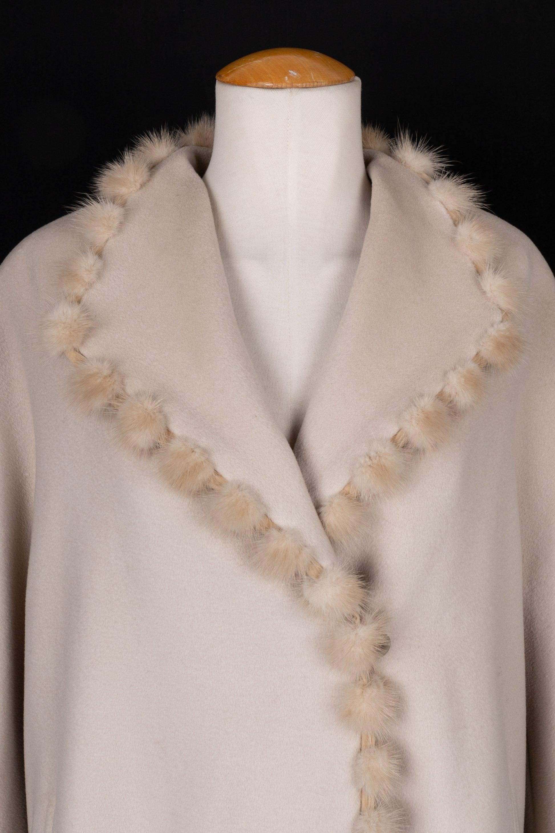 Donna Pierre Cardin Cappotto beige in cashmere e lana in vendita