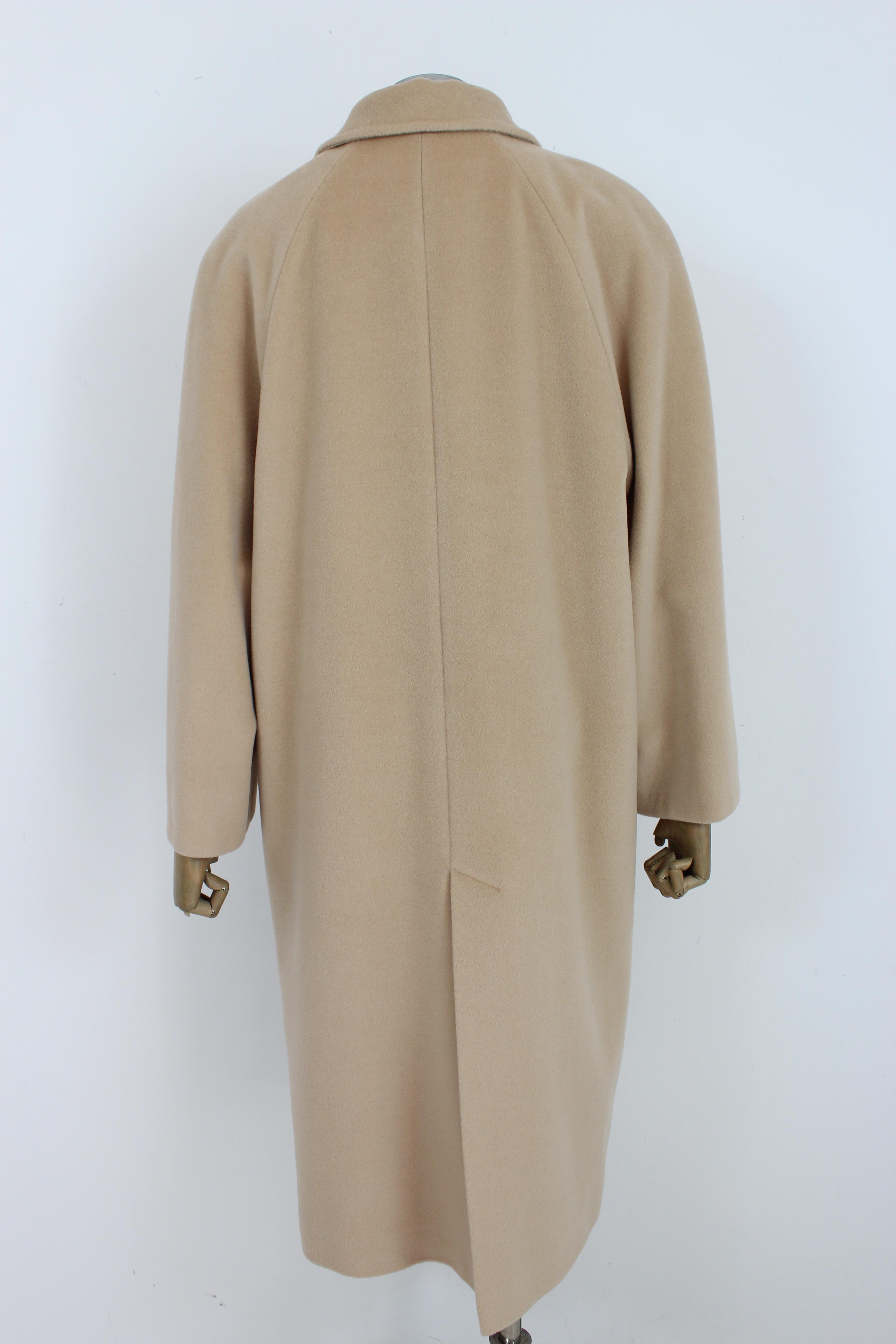 Pierre Cardin vintage 80s coat. Long model with collar, beige color, 100% wool fabric. Made in Italy. Small defects on the fabric, as in the photo.

Size: 48 It 14 Us 16 Uk

Shoulder: 48 cm
Bust / Chest: 56 cm
Sleeve: 60 cm
Length: 119 cm