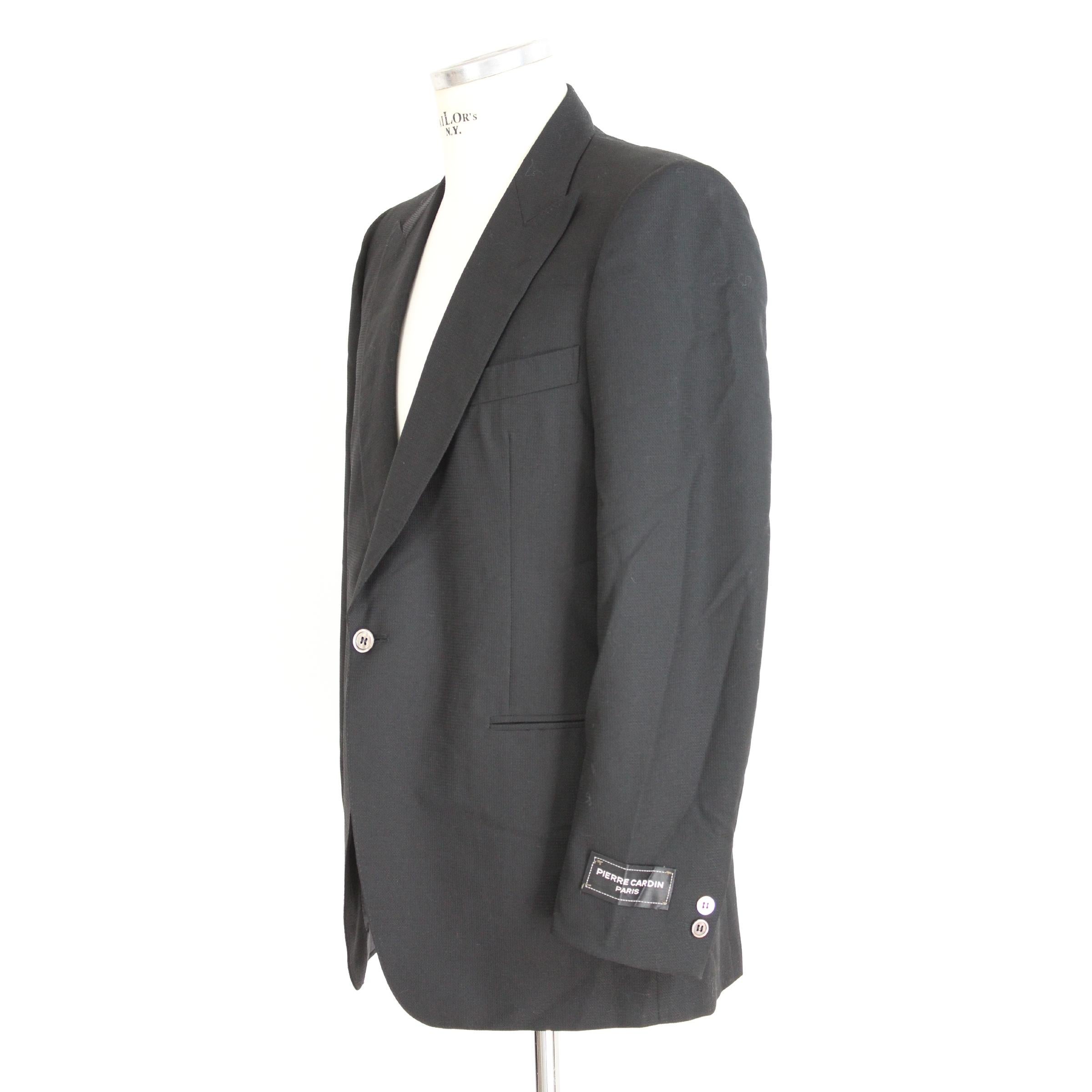 Pierre Cardin evening tuxedo jacket. One button closure with two pockets on the sides and a chest pocket, cotton pique fabric. New without label.

Size 52 It 42 Us 42 Uk

Shoulders: 52 cm
Chest / bust: 53 cm
Sleeves: 62 cm
Length: 84 cm