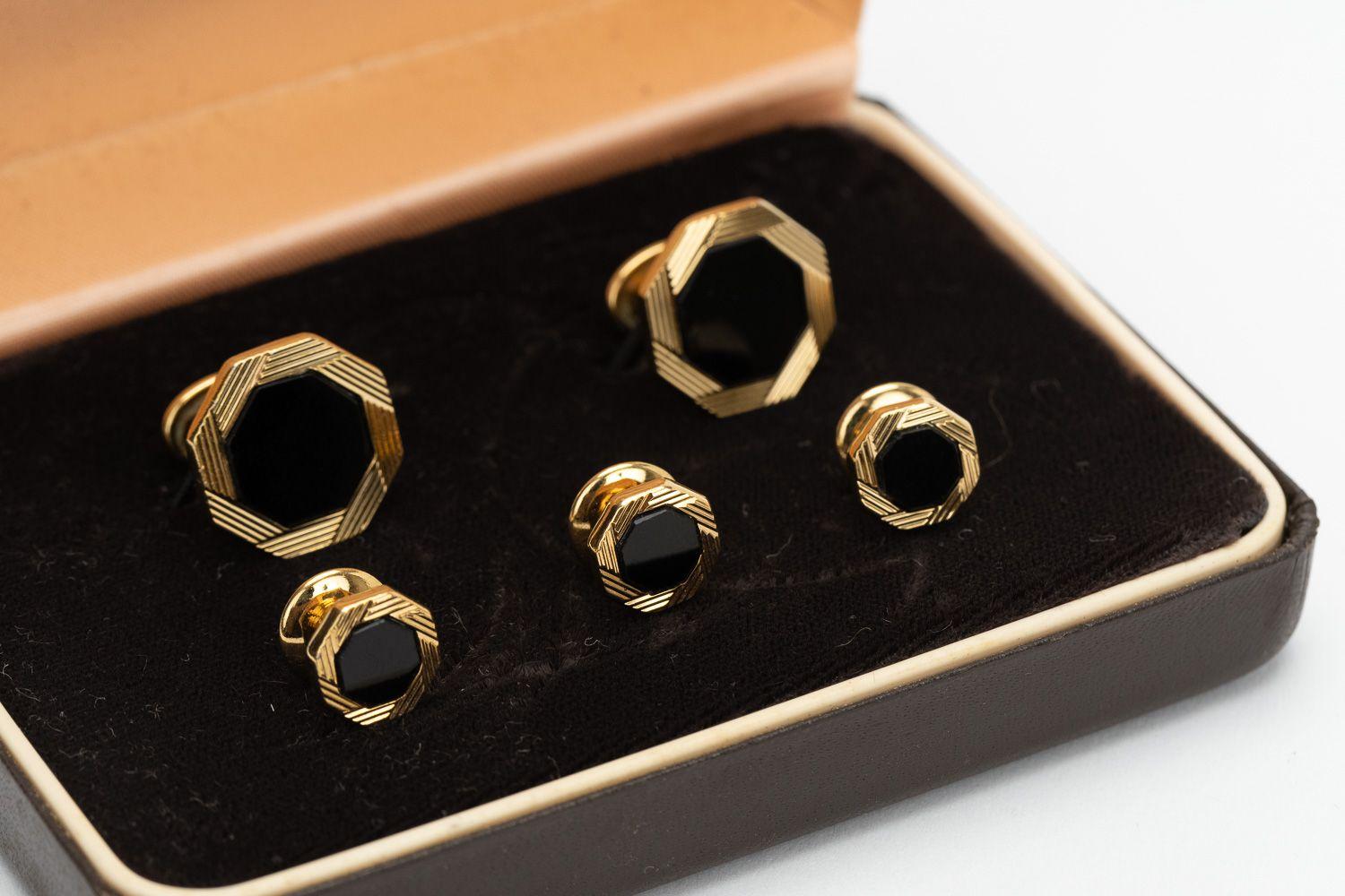 Pierre Cardin Manschettenknöpfe und Knöpfe in Schwarz und Gold. Kommt mit Originalverpackung.