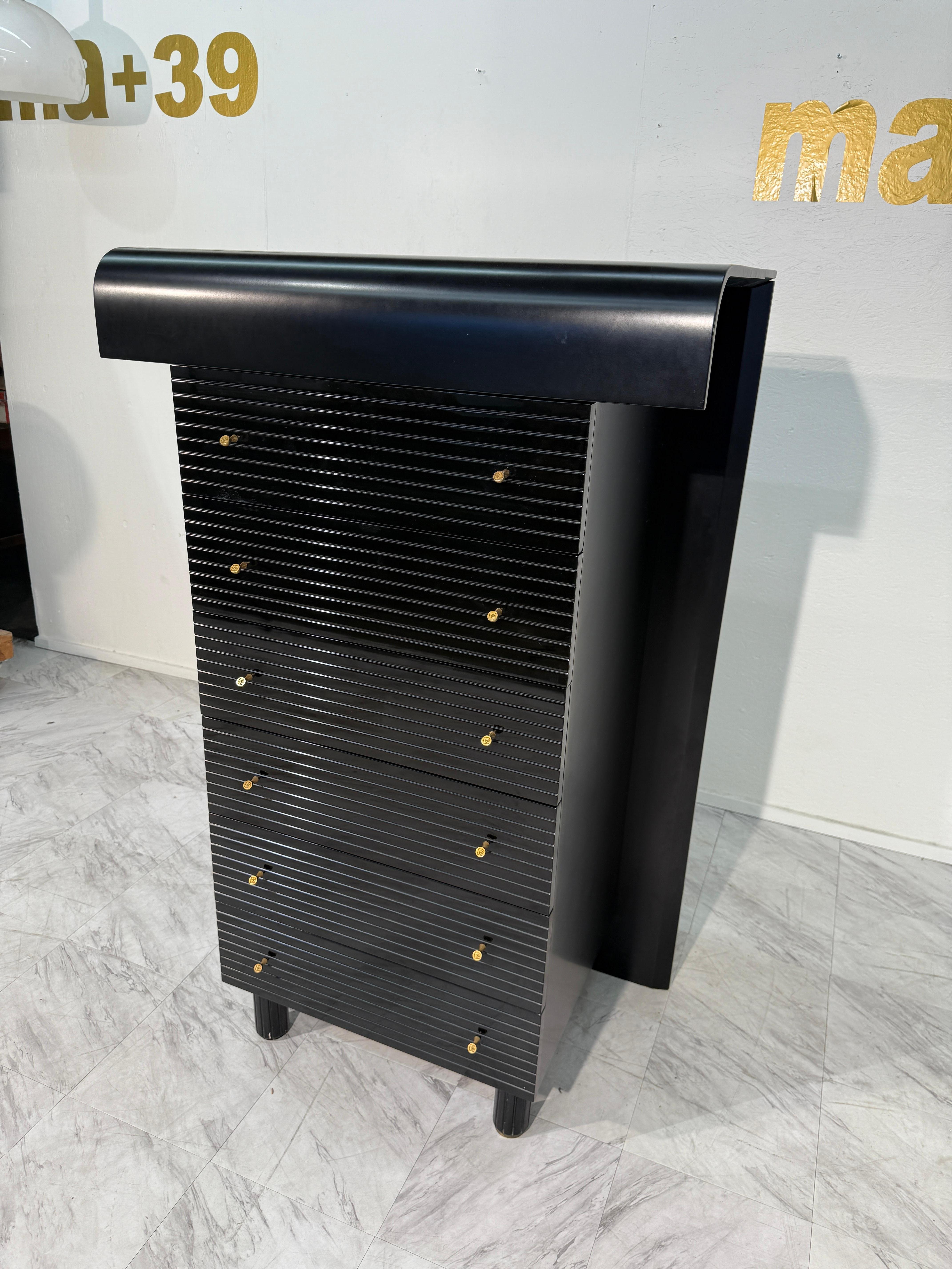 Pierre Cardin Commode laccato nero con dettagli in ottone in vendita 3