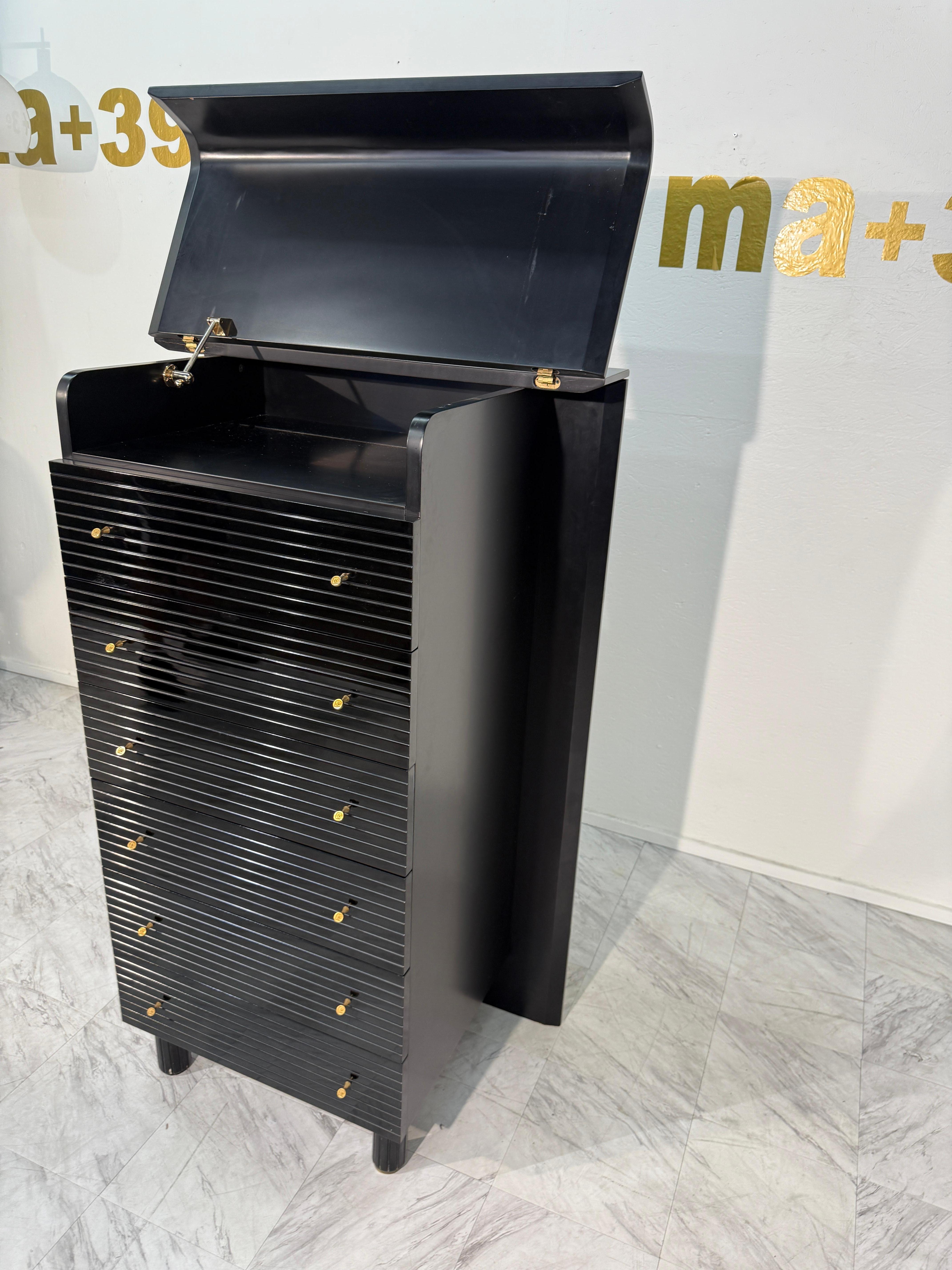 Pierre Cardin Commode laccato nero con dettagli in ottone in vendita 4