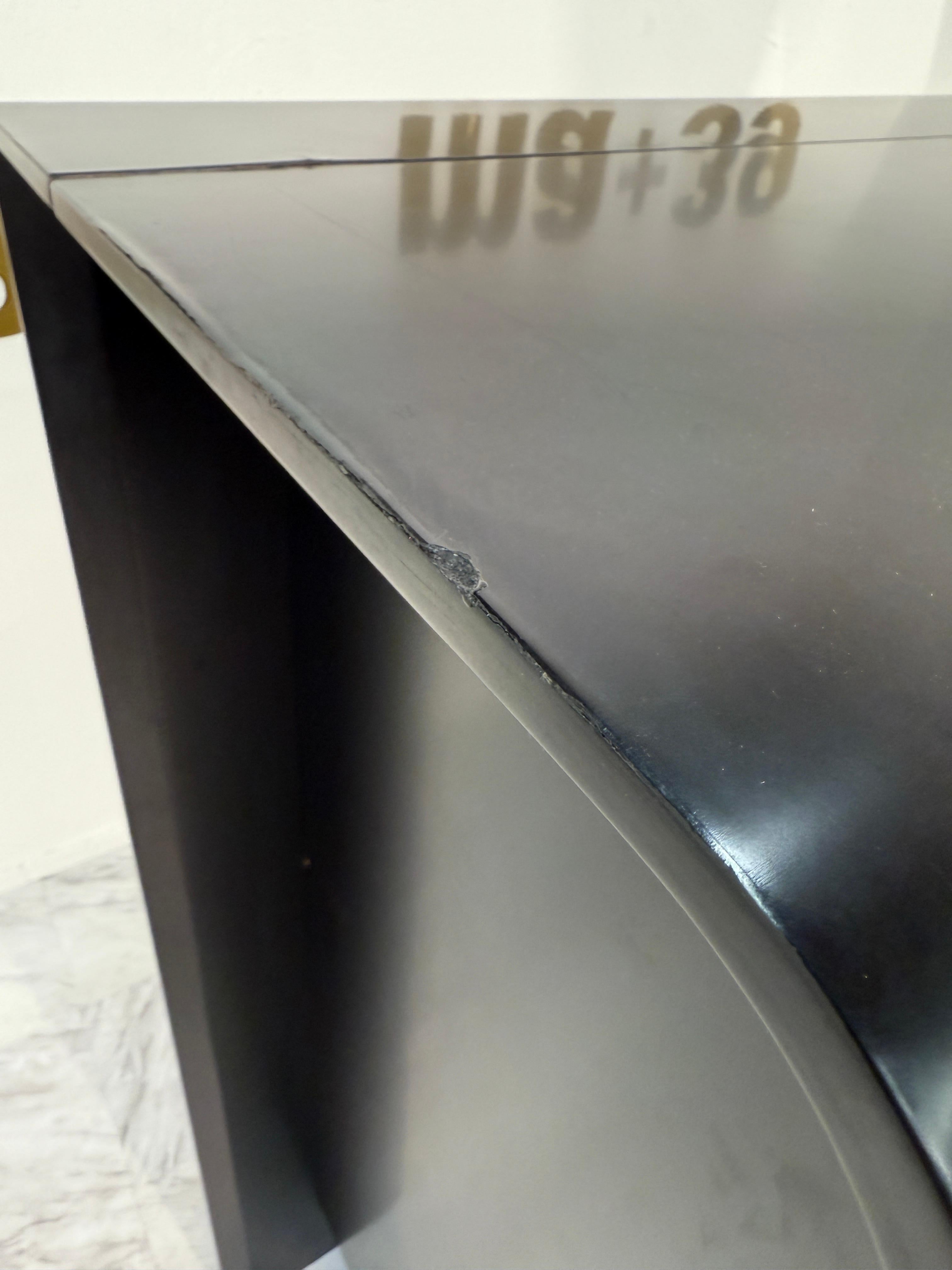 Moderno Pierre Cardin Commode laccato nero con dettagli in ottone in vendita