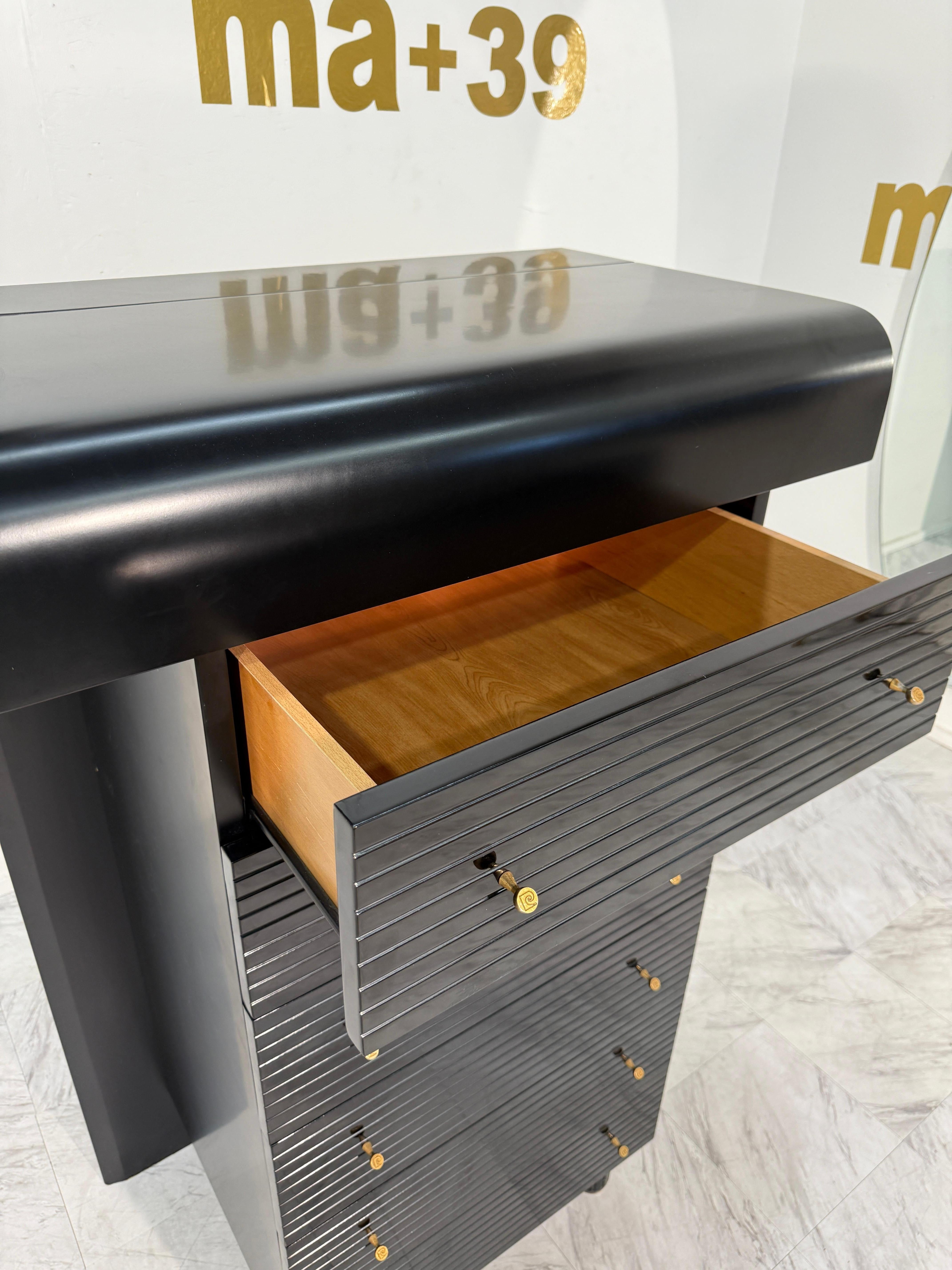 Pierre Cardin Commode laccato nero con dettagli in ottone In condizioni buone in vendita a Los Angeles, CA