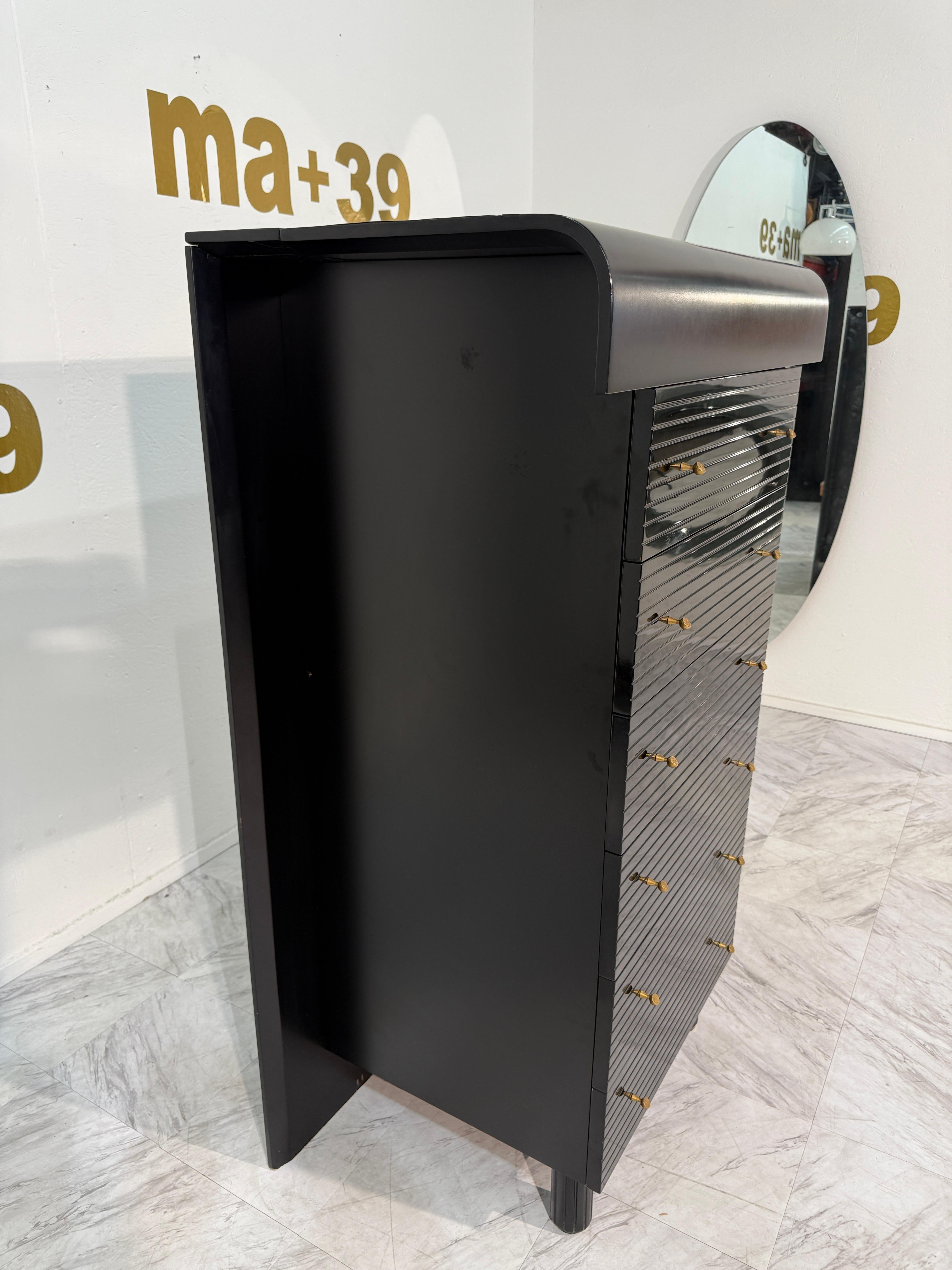 Metà XX secolo Pierre Cardin Commode laccato nero con dettagli in ottone in vendita