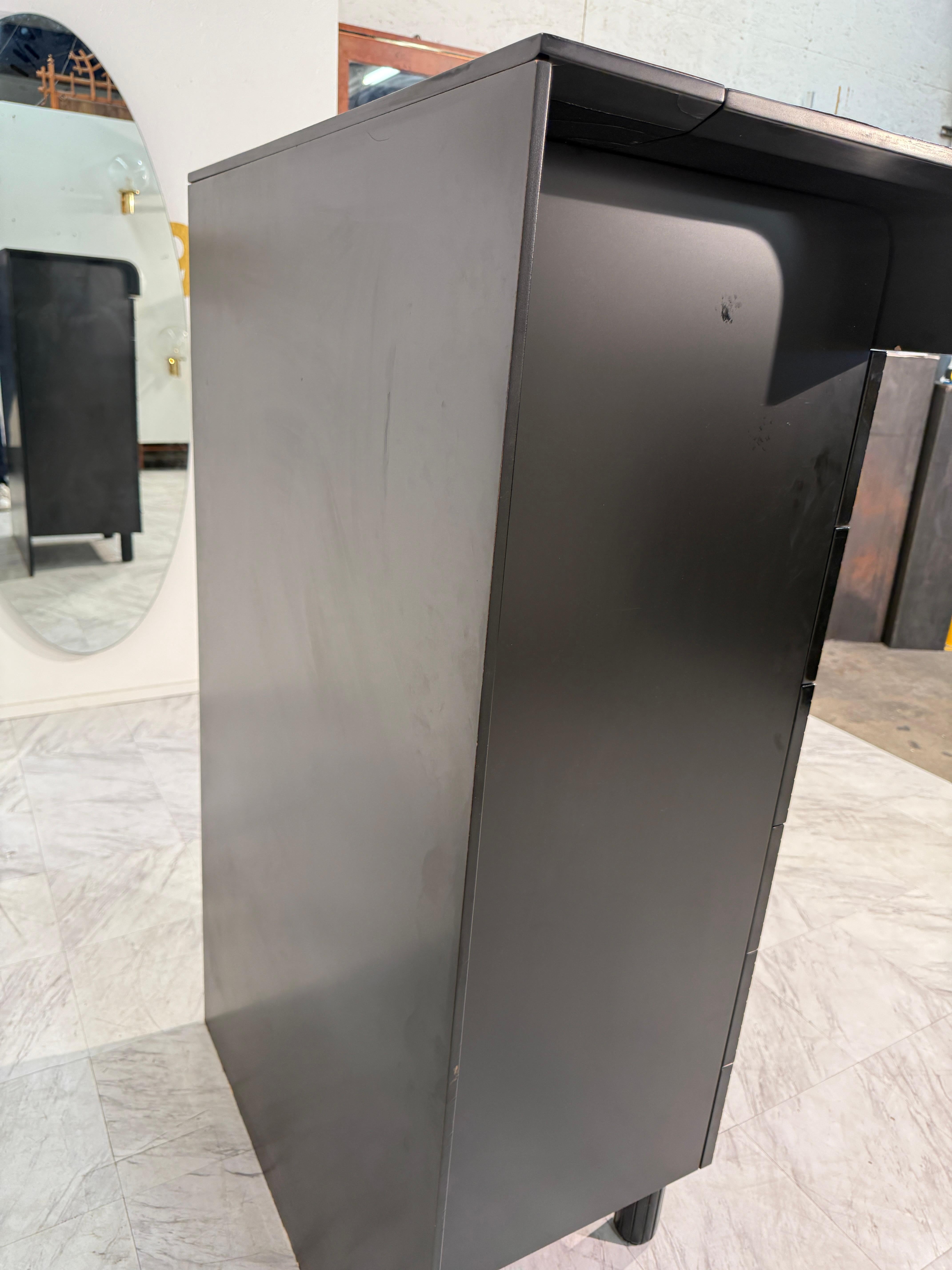 Legno Pierre Cardin Commode laccato nero con dettagli in ottone in vendita