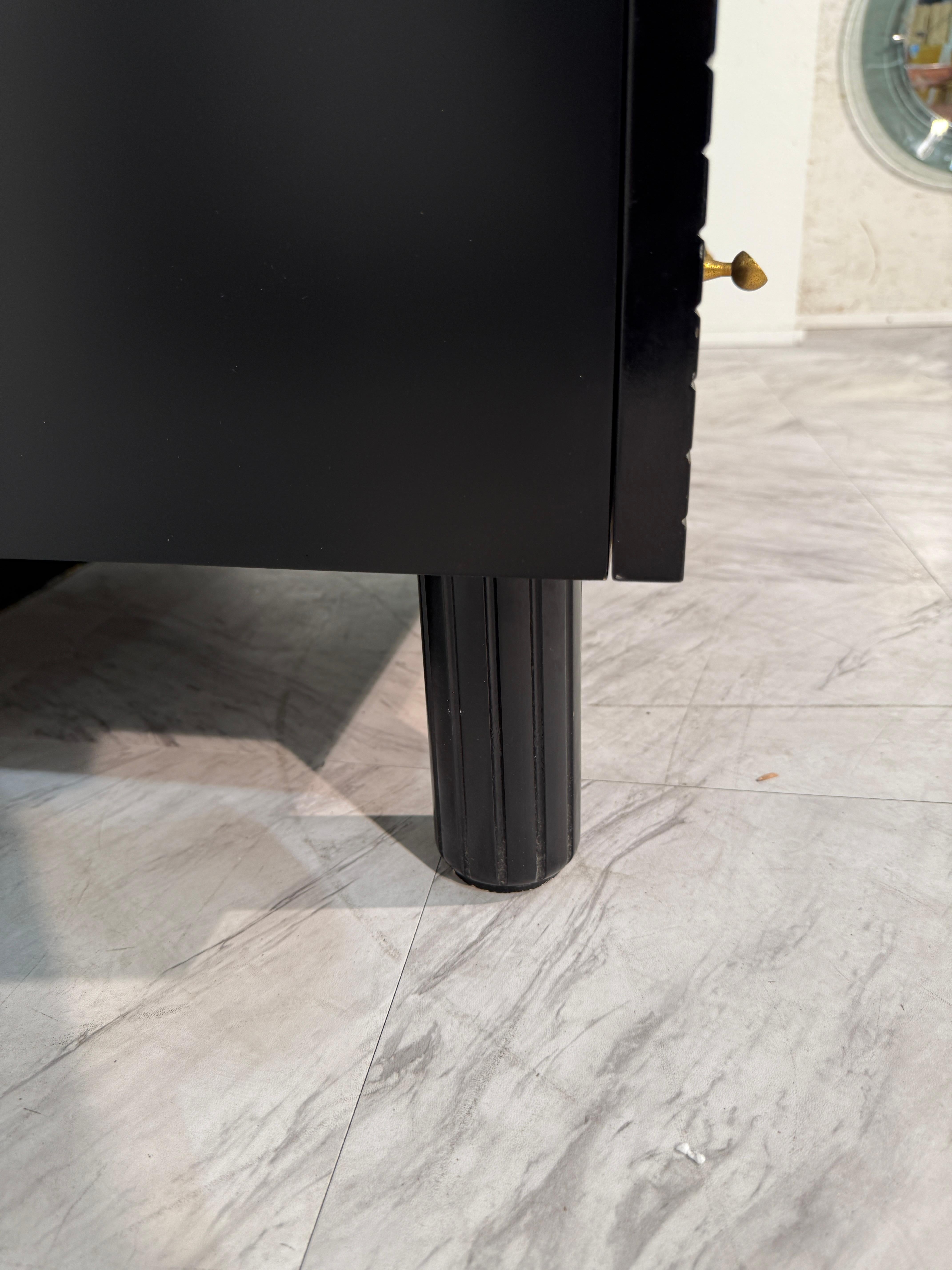 Pierre Cardin Commode laccato nero con dettagli in ottone in vendita 2