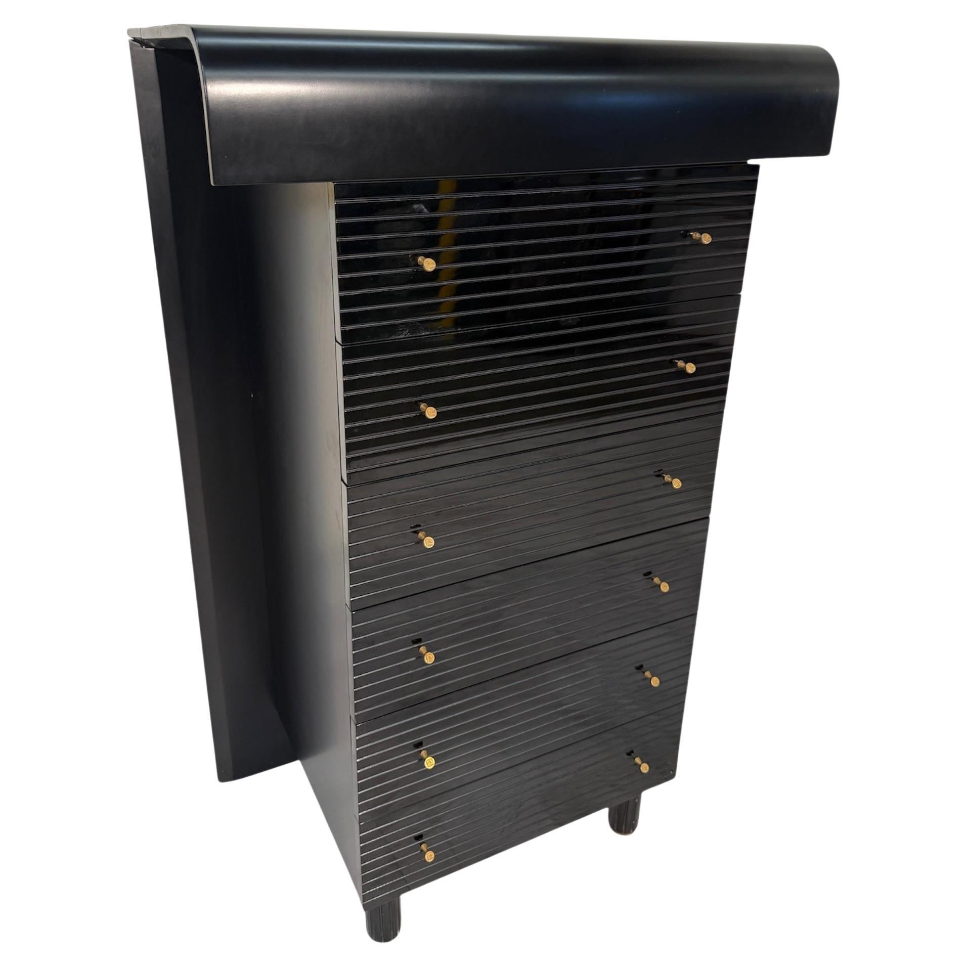 Pierre Cardin Commode laccato nero con dettagli in ottone in vendita
