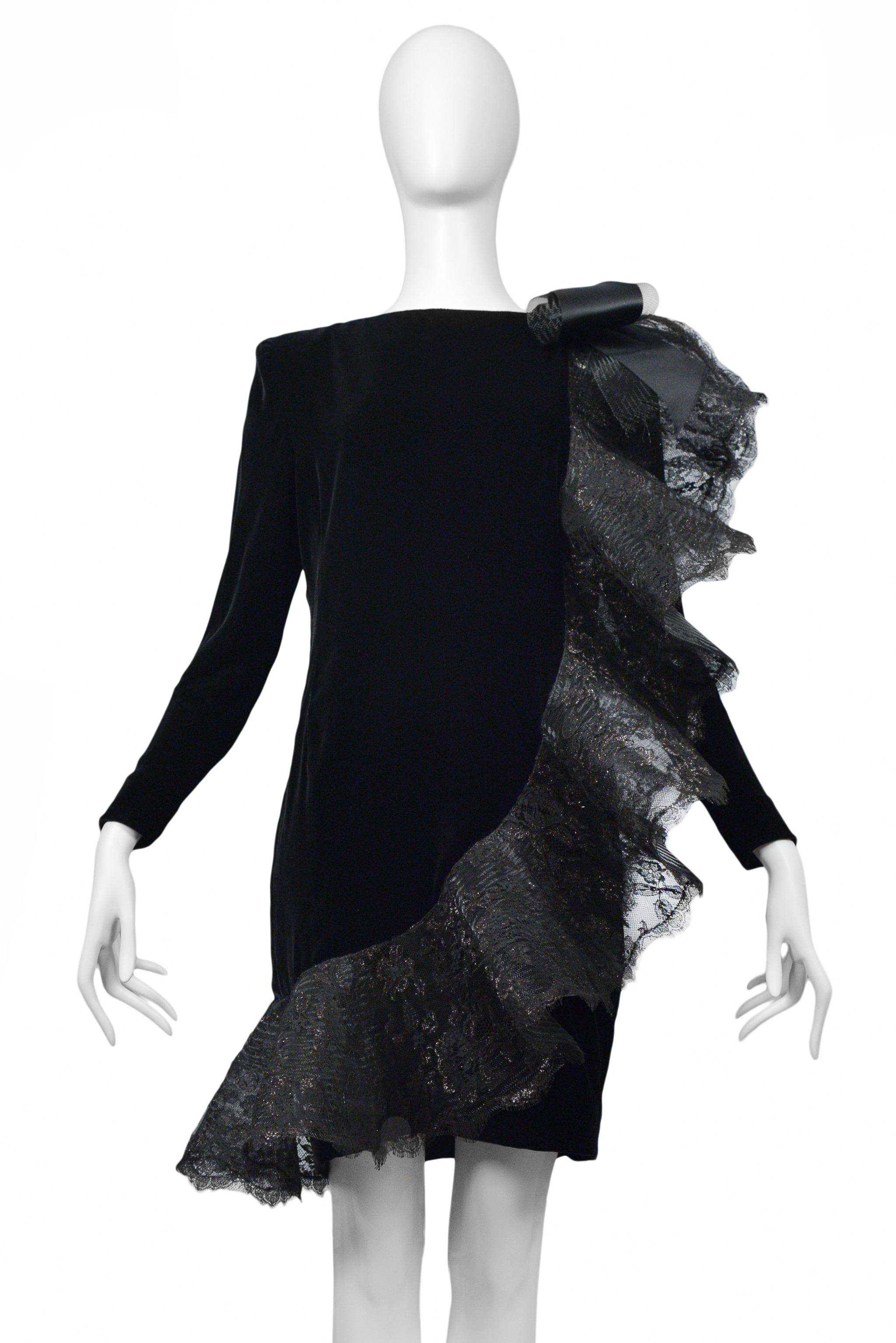 Nero Pierre Cardin - Vestito con volant in velluto e pizzo nero anni '80 in vendita