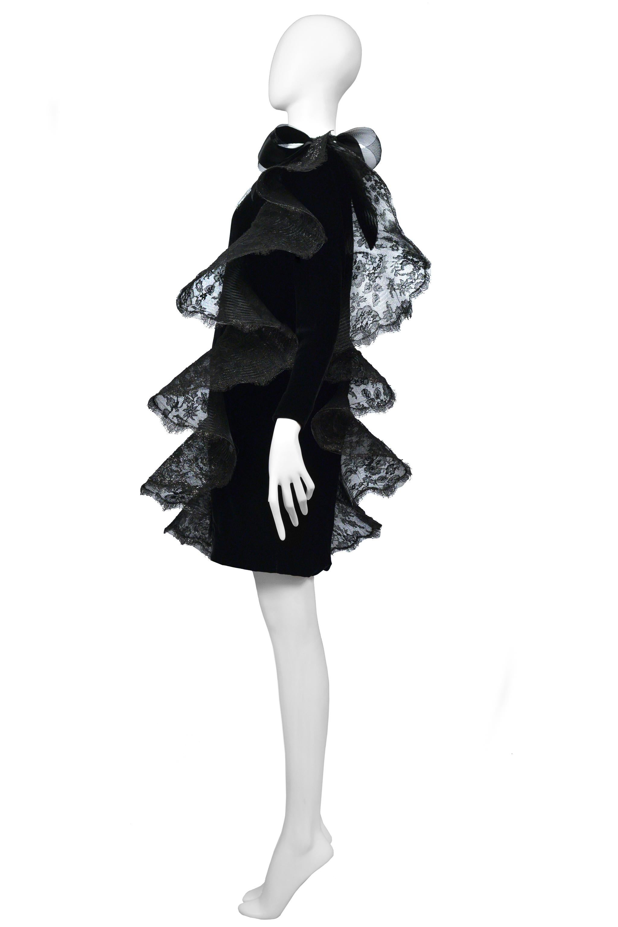 Pierre Cardin - Vestito con volant in velluto e pizzo nero anni '80 In condizioni ottime in vendita a Los Angeles, CA