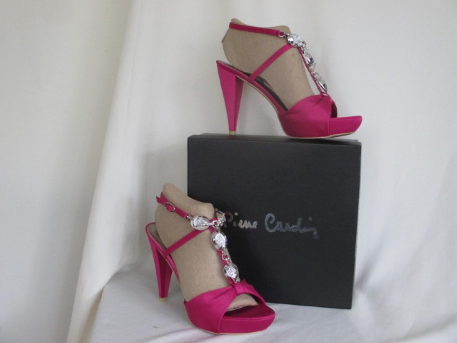 New in box, old stock, rare Pierre Cardin platform heels
The material is satin with silver color decorative stones
Its in excellent condition
Comes with the original box
size is EU 41/  US 10.5 /  UK 8.5
We offer this item also in pink color in the
