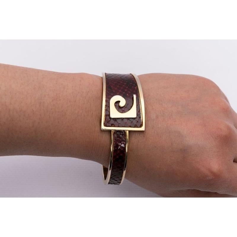 Pierre Cardin-Armband mit burgunderroter Eidechse im Angebot 4