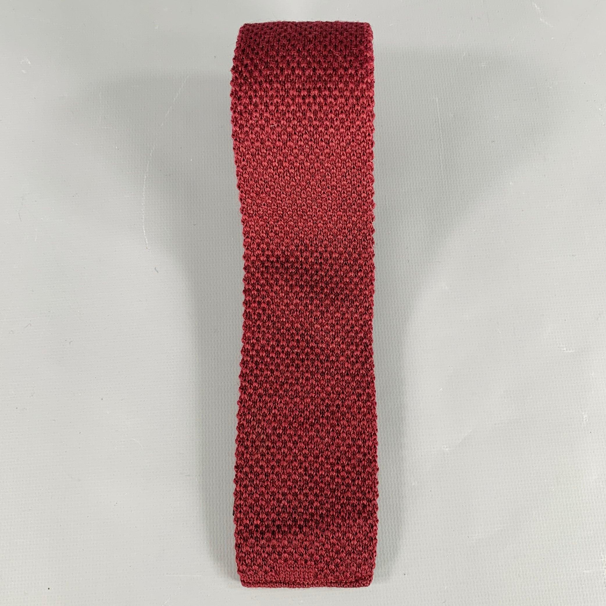 Cravatta PIERRE CARDIN
in maglia di lana bordeaux con uno stile rettangolare stretto e un design a punto seme. Made in USA.Ottime condizioni di usato. 

Misure: 
  Larghezza: 2,25 pollici Lunghezza: 49 pollici 
  
  
 
Riferimento Sui Generis: