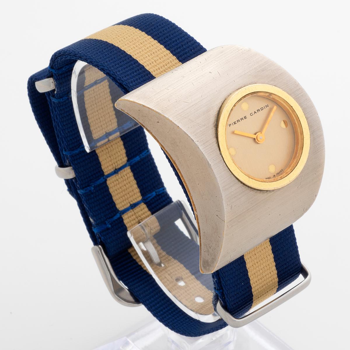 Fabricado en Francia, nuestro reloj vintage Space (Espace) referencia PC117 fue una colaboración entre Pierre Cardin y Jaeger France, lanzada en 1970. Los primeros relojes de pulsera Pierre Cardin, inspirados en la era espacial, y especialmente en