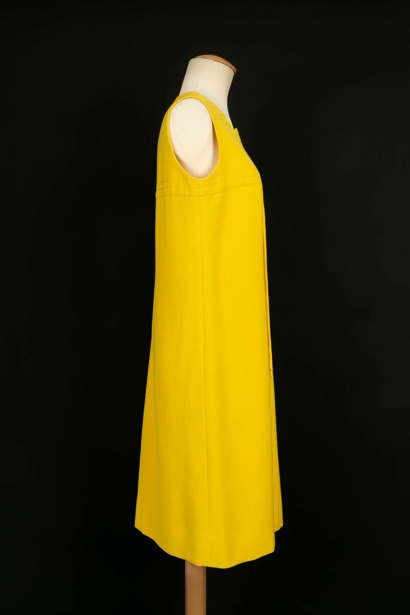 Canary Kleid aus gelber Wollmischung von Pierre Cardin im Zustand „Hervorragend“ im Angebot in SAINT-OUEN-SUR-SEINE, FR
