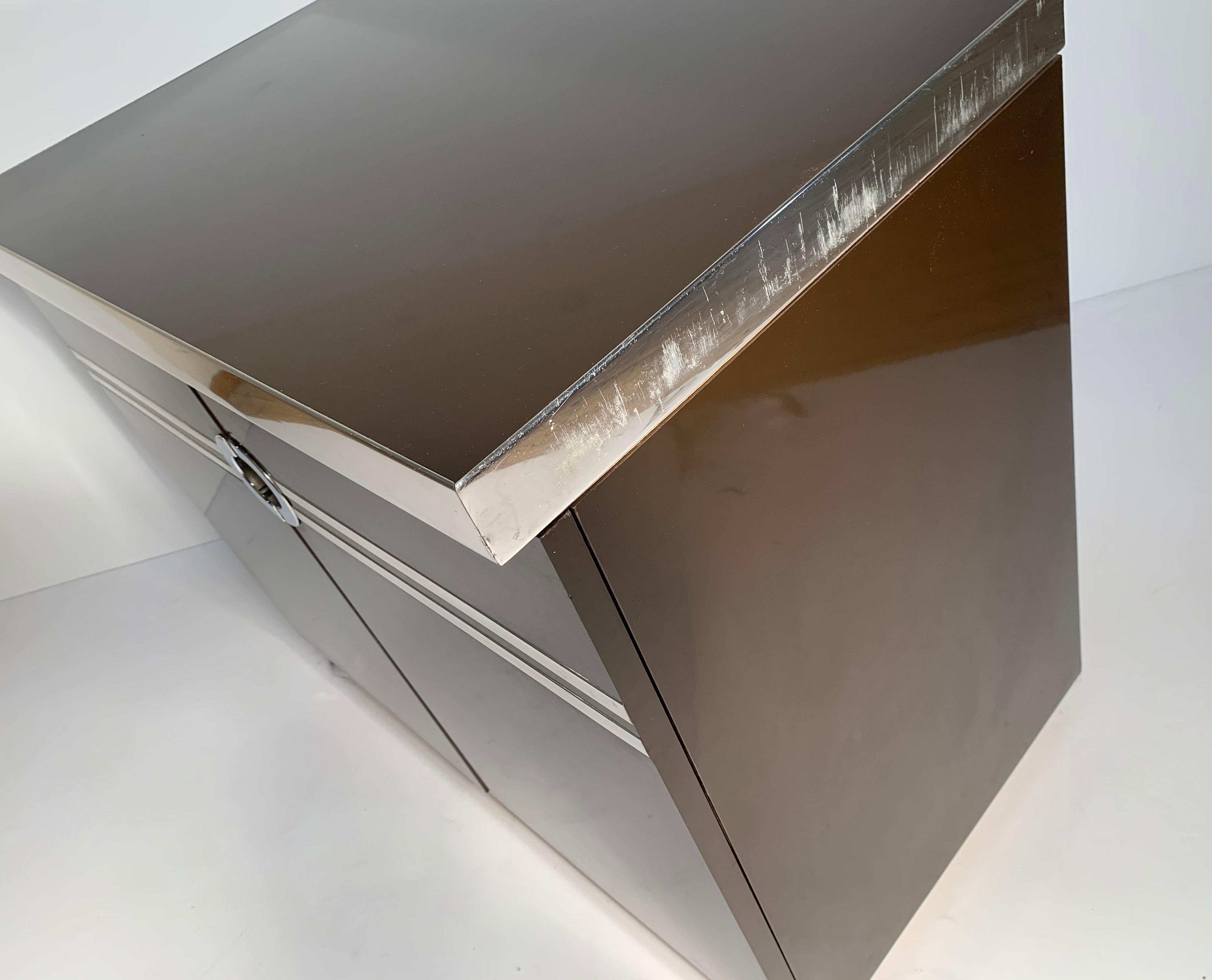 Meuble bar couleur chocolat sur roulettes Pierre Cardin en vente 4