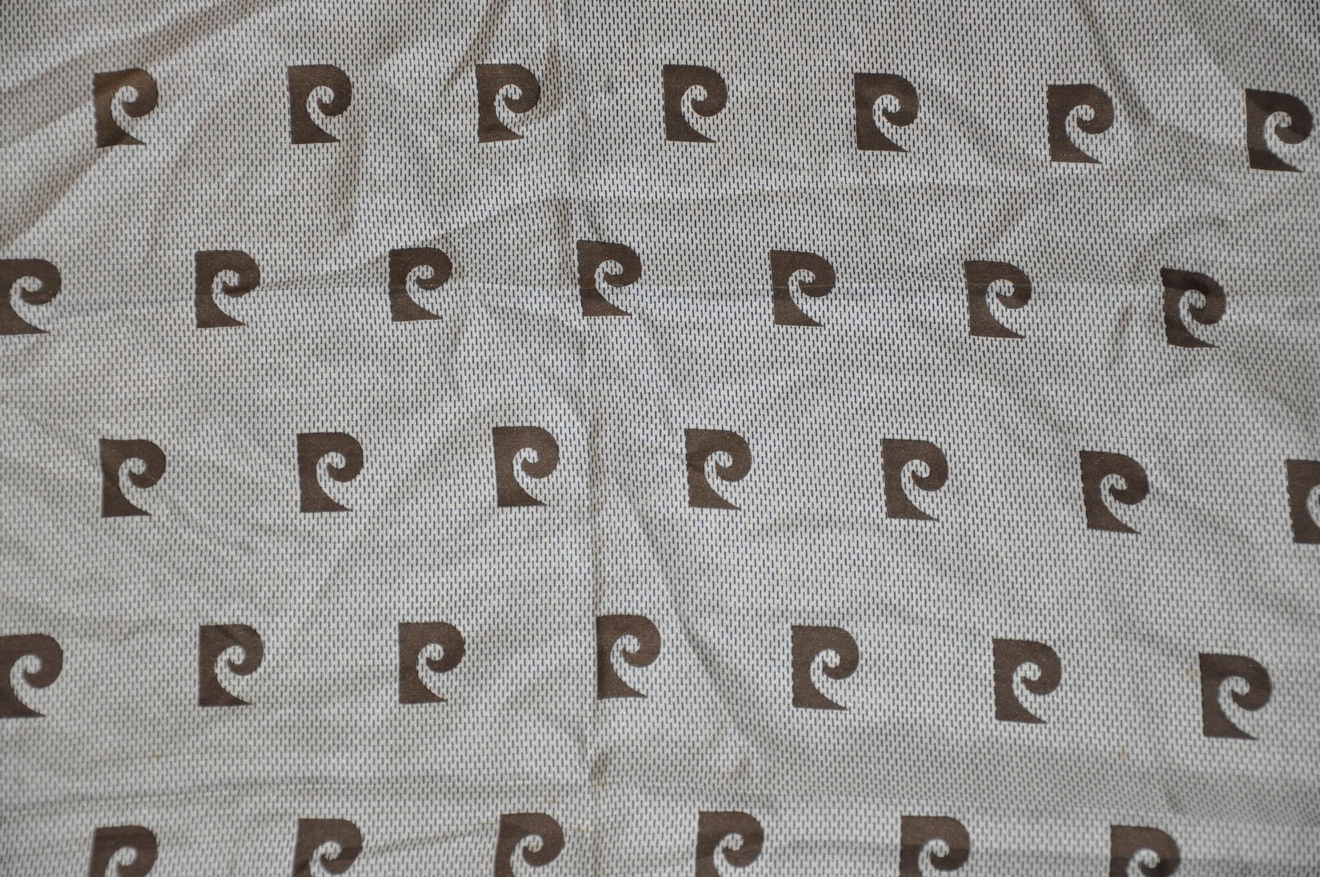      Pierre Cardin merveilleuse écharpe en soie marron coco et ivoire à logo signature avec bords roulés à la main, mesure 25 pouces par 25 pouces et demi. Fabriqué en France.
