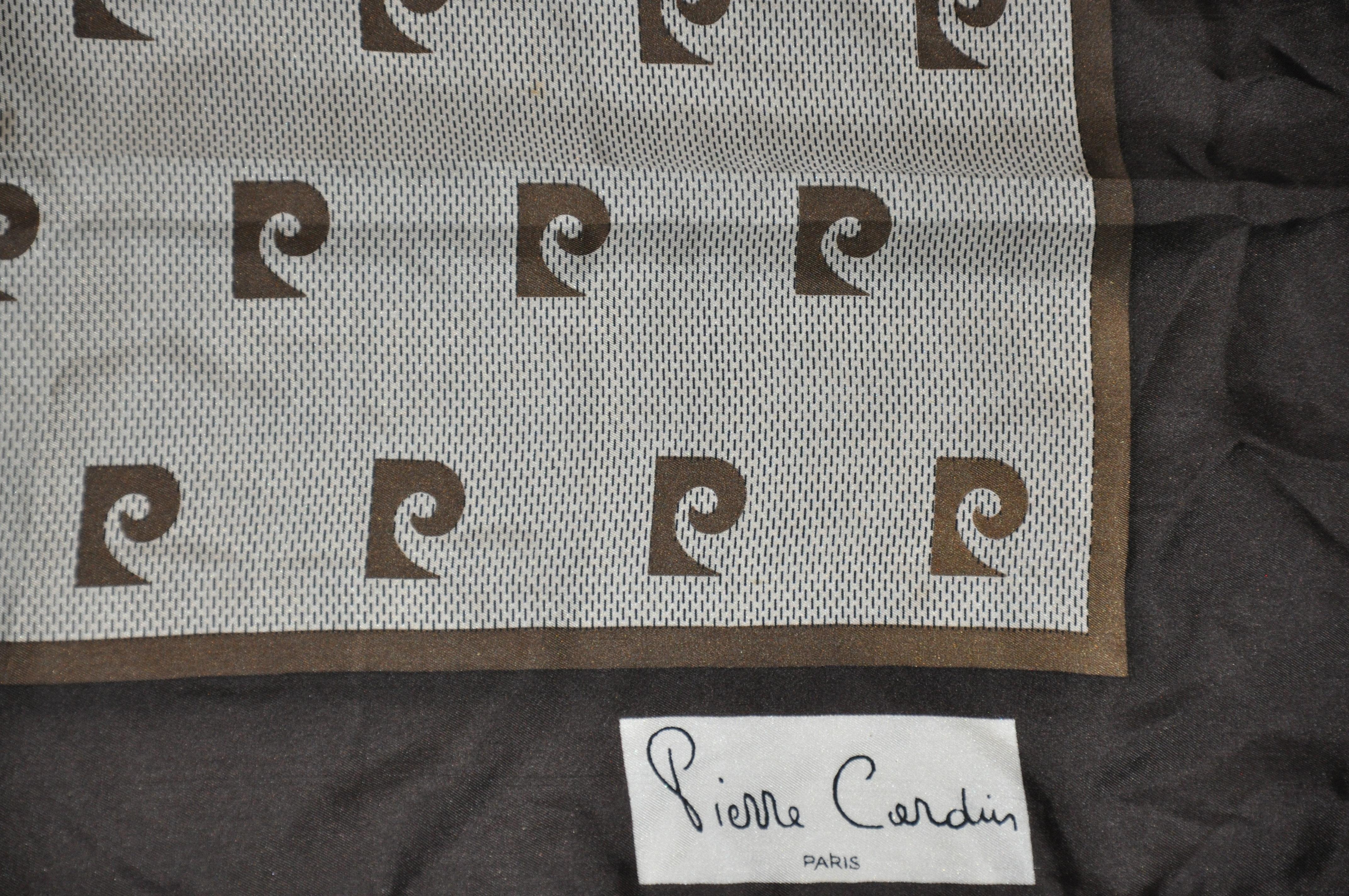 Pierre Cardin Coco Brauner Seidenschal mit Logo von Pierre Cardin (Grau) im Angebot