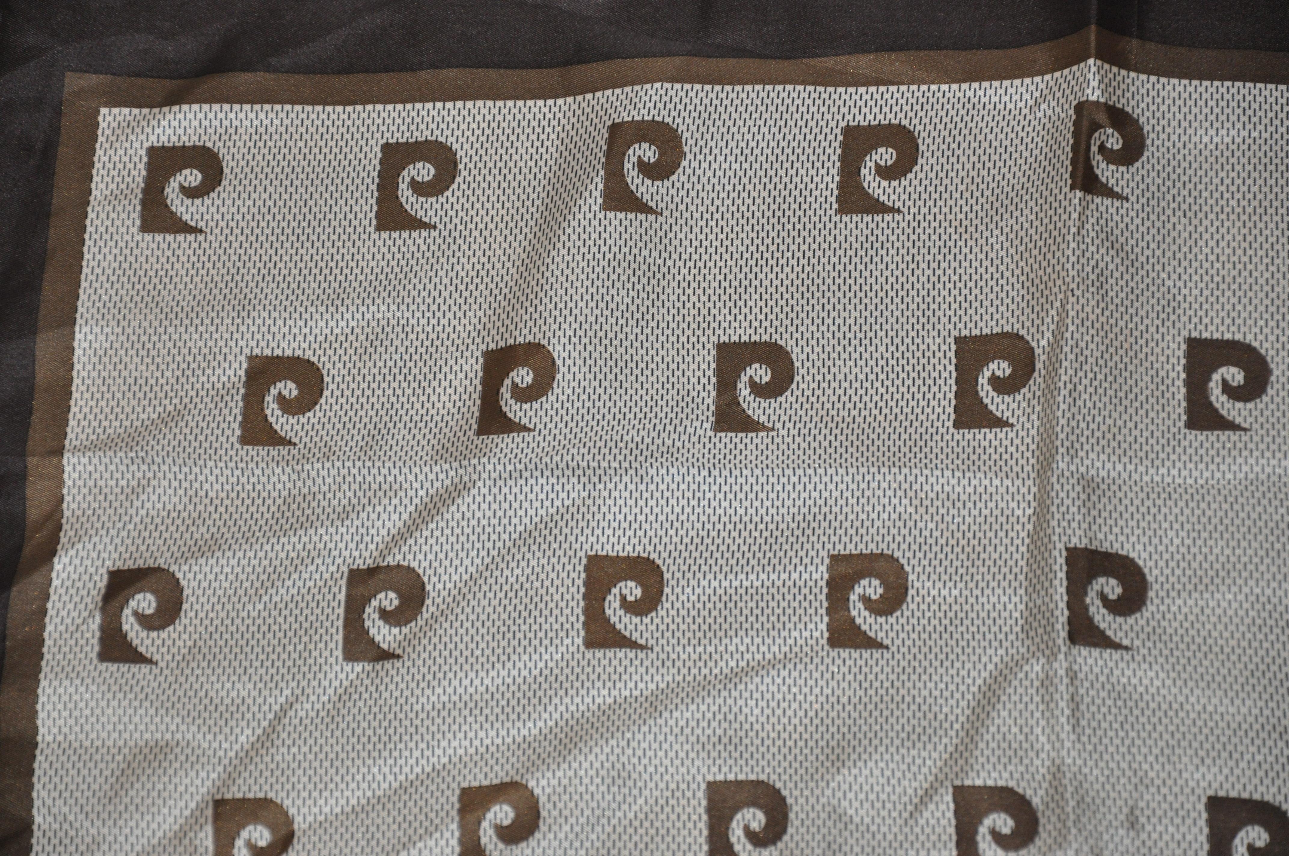 Pierre Cardin - Écharpe en soie marron avec logo caractéristique Coco Unisexe en vente