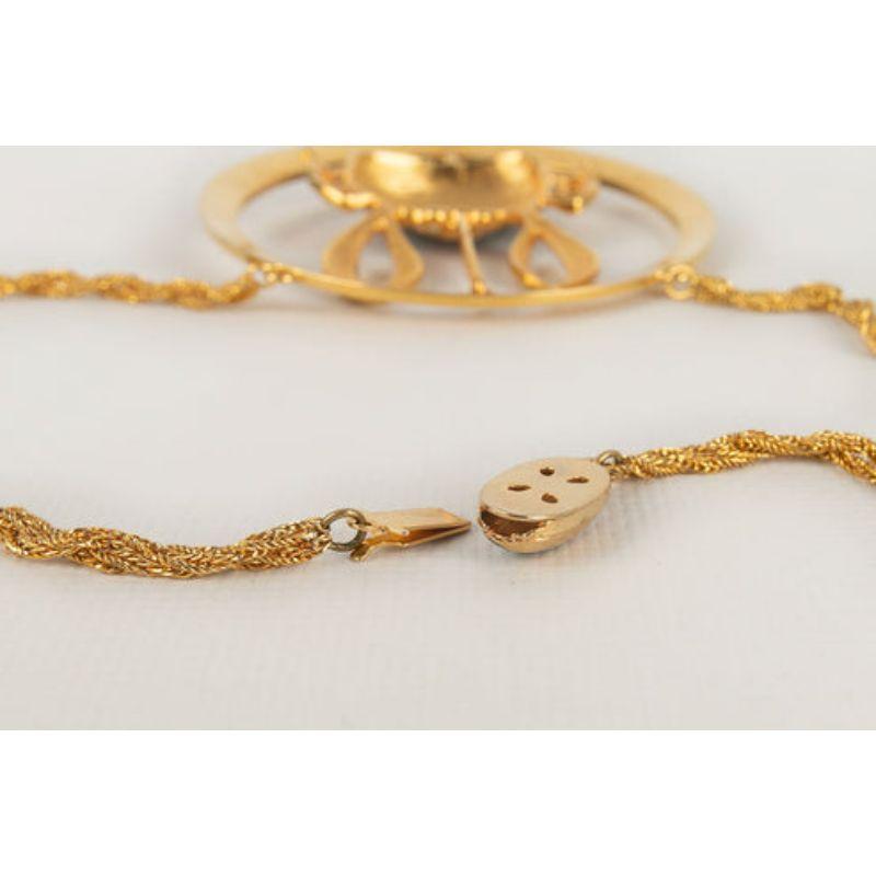 Pierre Cardin Krabben-Halskette aus goldenem Metall im Angebot 3