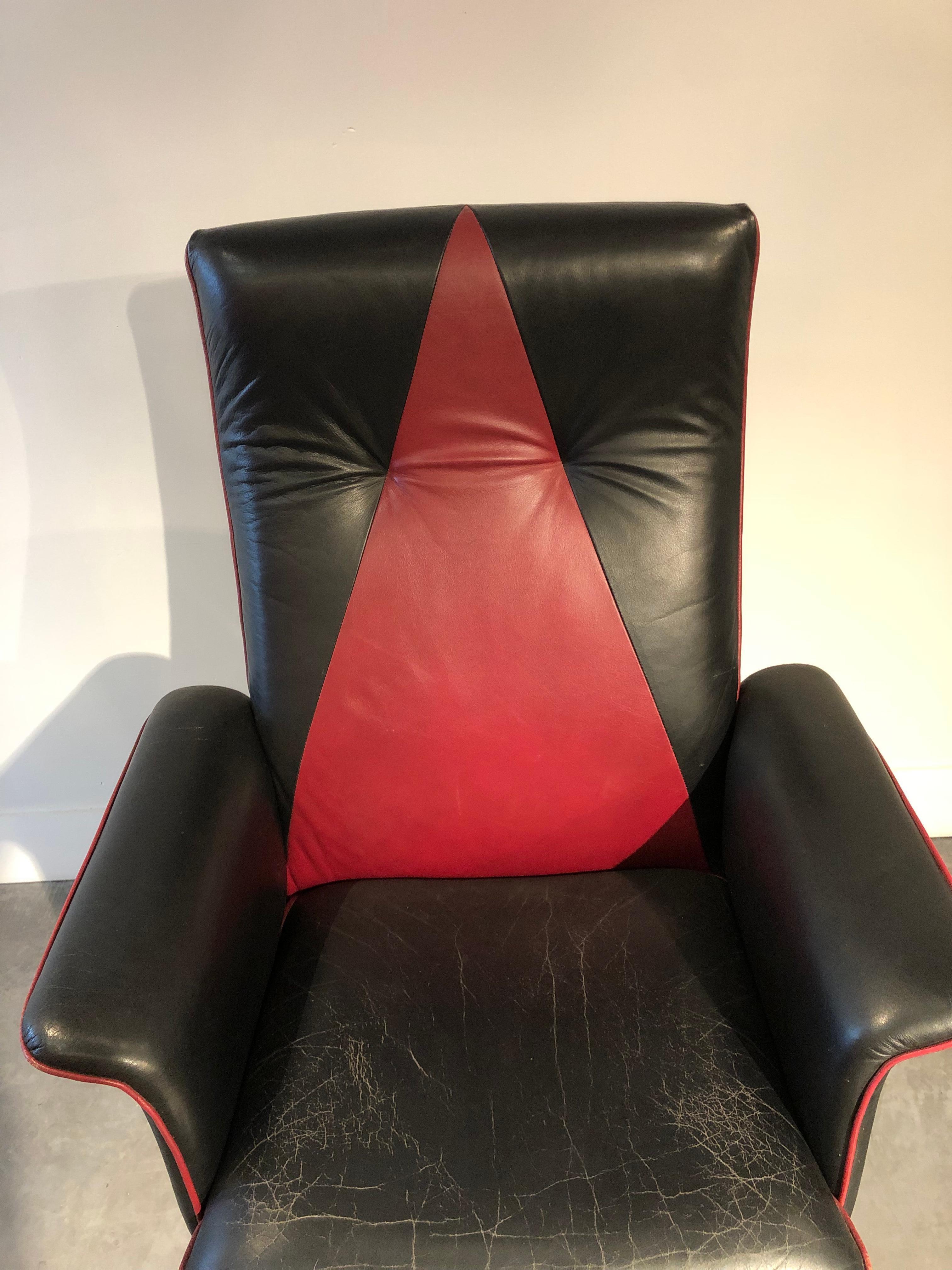 Leather swivel desk chair made for the pyramidal desk .
Made in fine leather but shows some traces of use on the seat part.
Better for me to sell with desk.