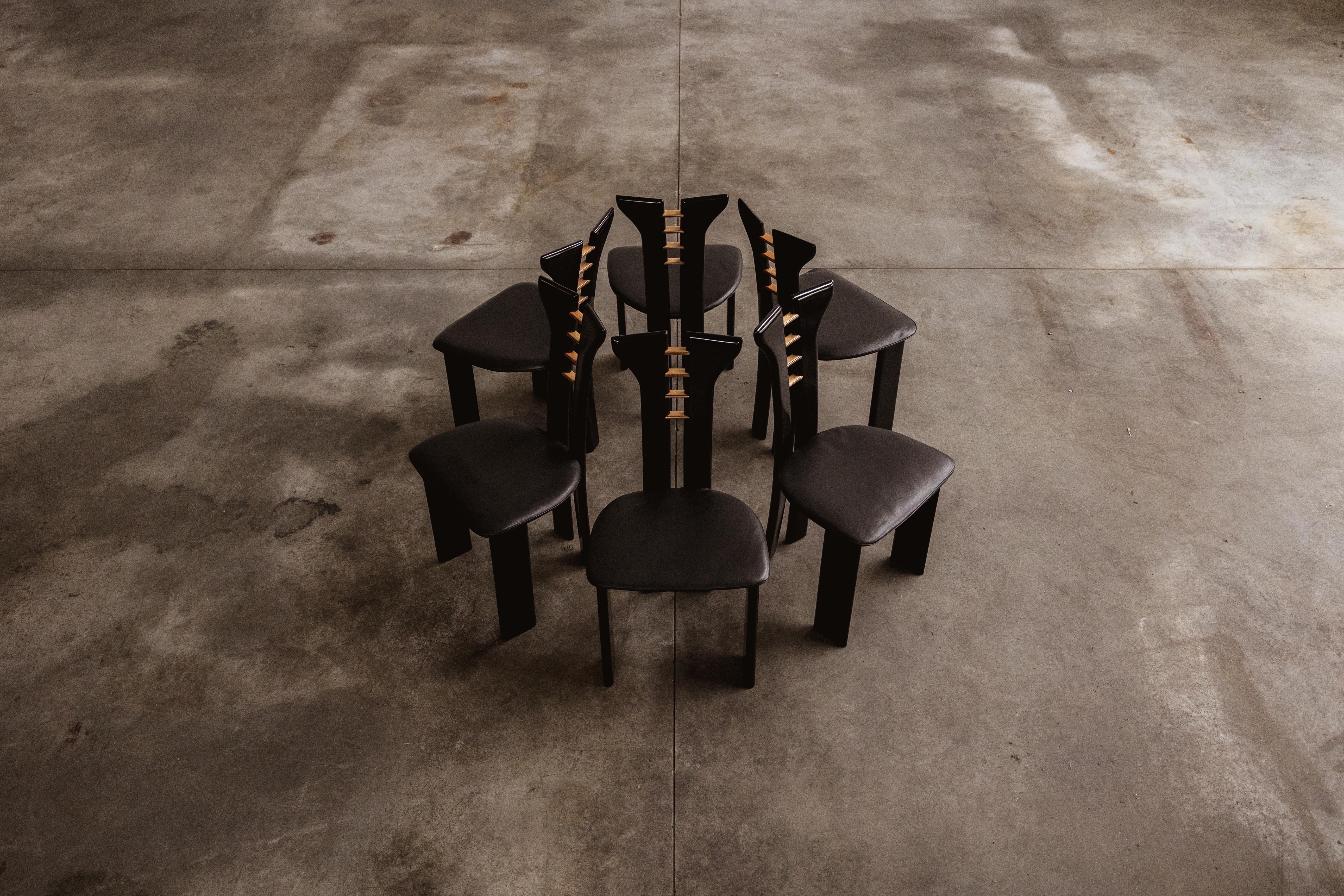 Sedie da pranzo Pierre Cardin per Roche Bobois, legno e pelle, Francia, 1970, set di sei.

Pierre Cardin disegnò queste iconiche sedie da pranzo per Roche Bobois nel 1970. L'essenza del design risiede nello schienale scultoreo. Liberamente ispirate