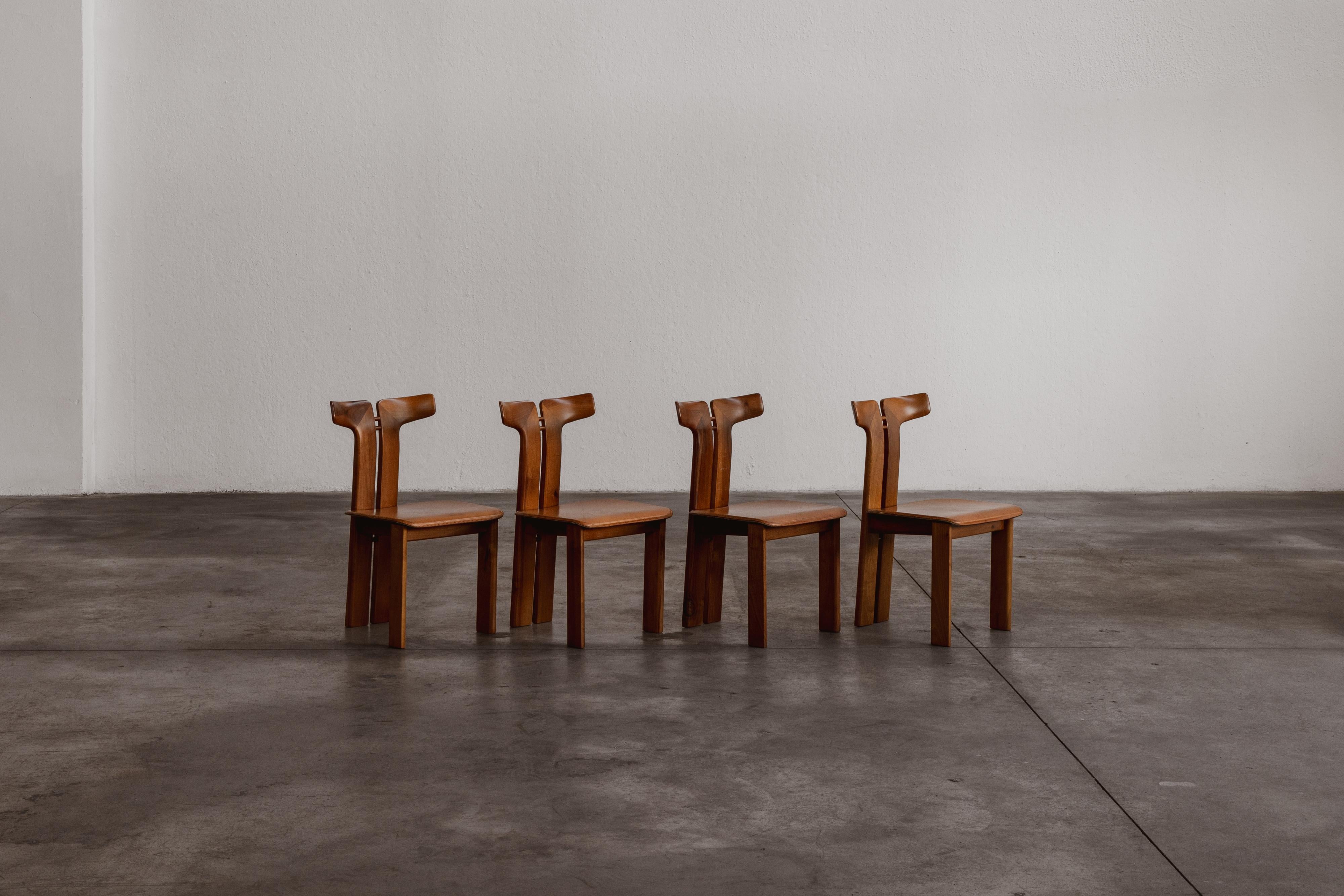 Pierre Cardin Esszimmerstühle für Roche Bobois, Holz und patiniertes cognacfarbenes Leder, Frankreich, 1970, Satz von vier Stühlen.

Pierre Cardin entwarf diese ikonischen Esszimmerstühle 1970 für Roche Bobois. Die Essenz des Designs liegt in der