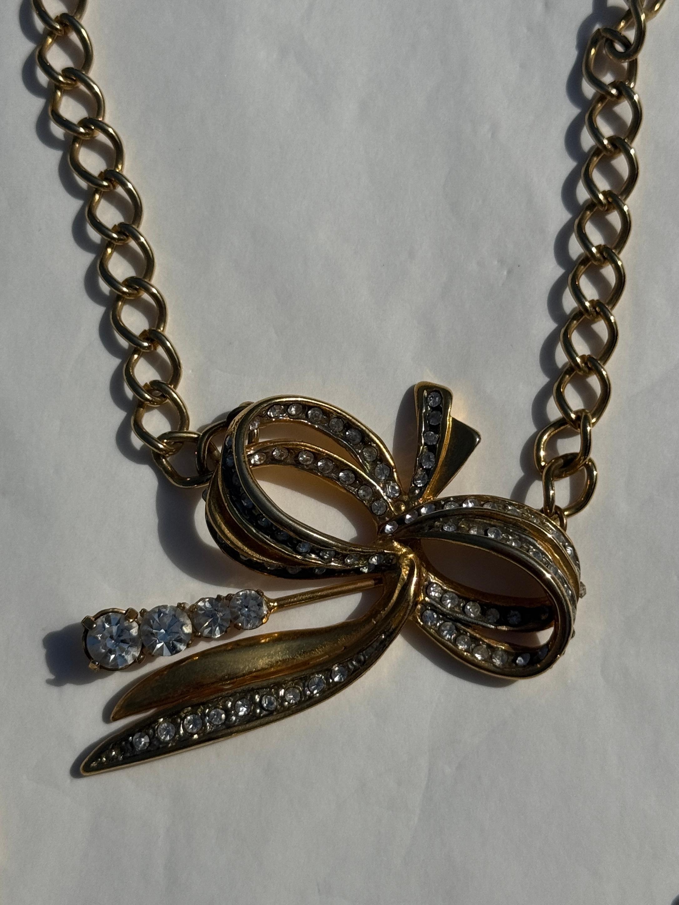 Collar gargantilla Pierre Cardin de doble vuelta, cadena dorada y lazo de strass en venta 5
