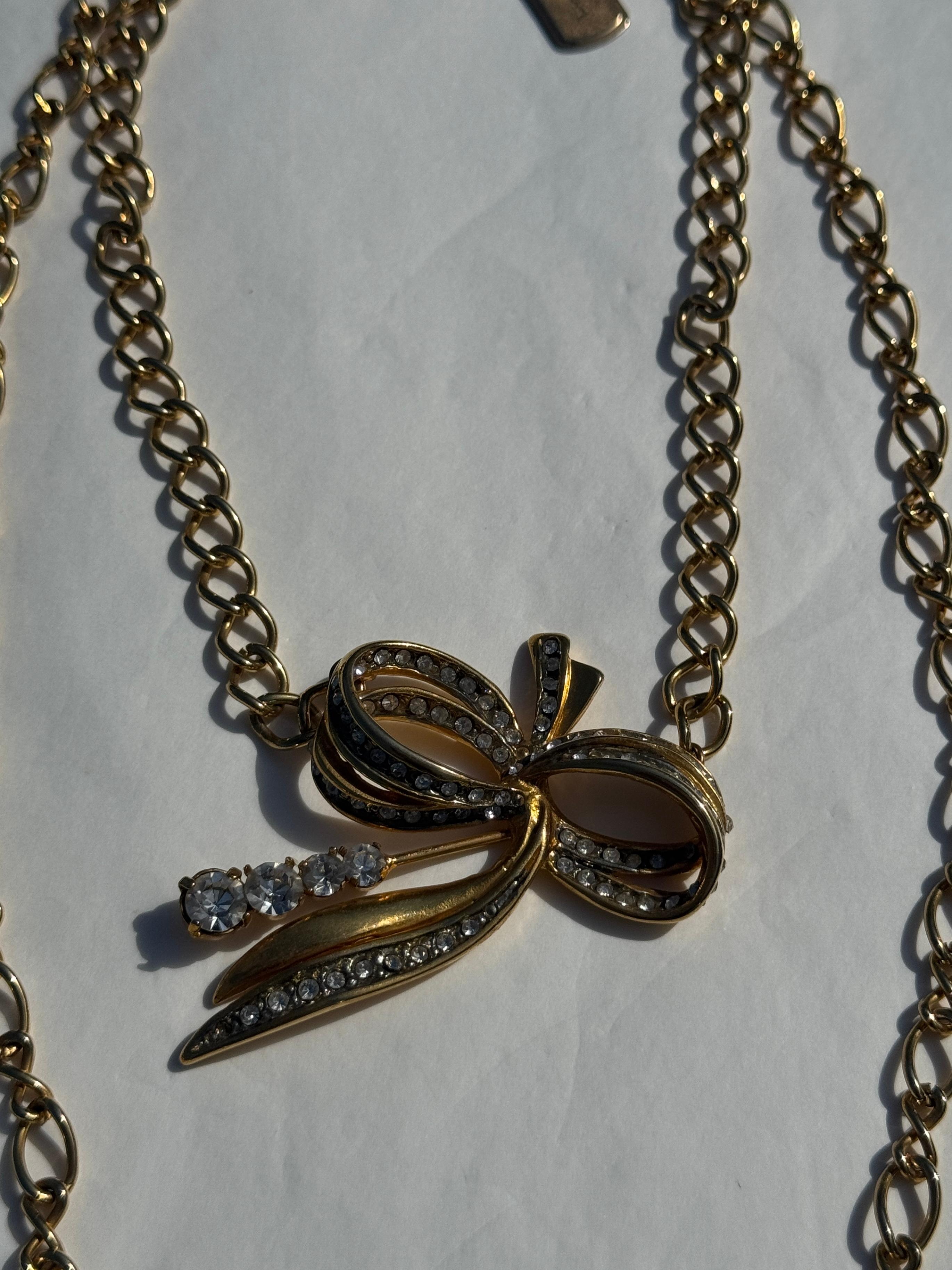 Collar gargantilla Pierre Cardin de doble vuelta, cadena dorada y lazo de strass Art Decó en venta