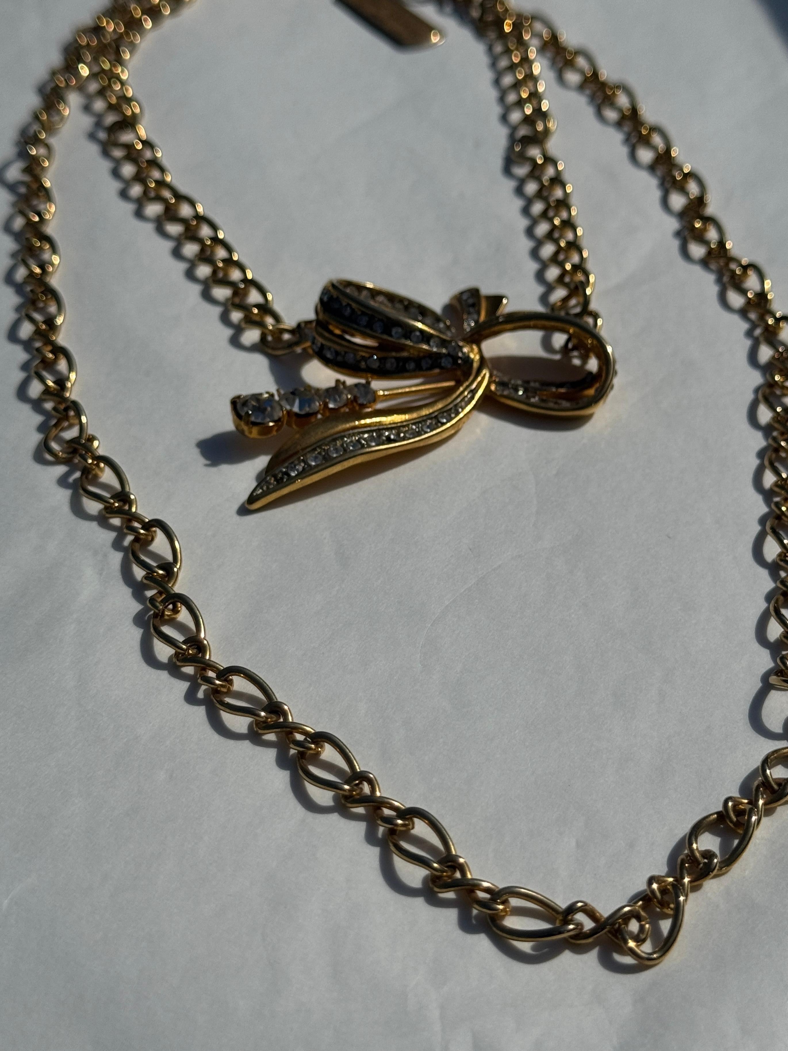 De las mujeres Collar gargantilla Pierre Cardin de doble vuelta, cadena dorada y lazo de strass en venta