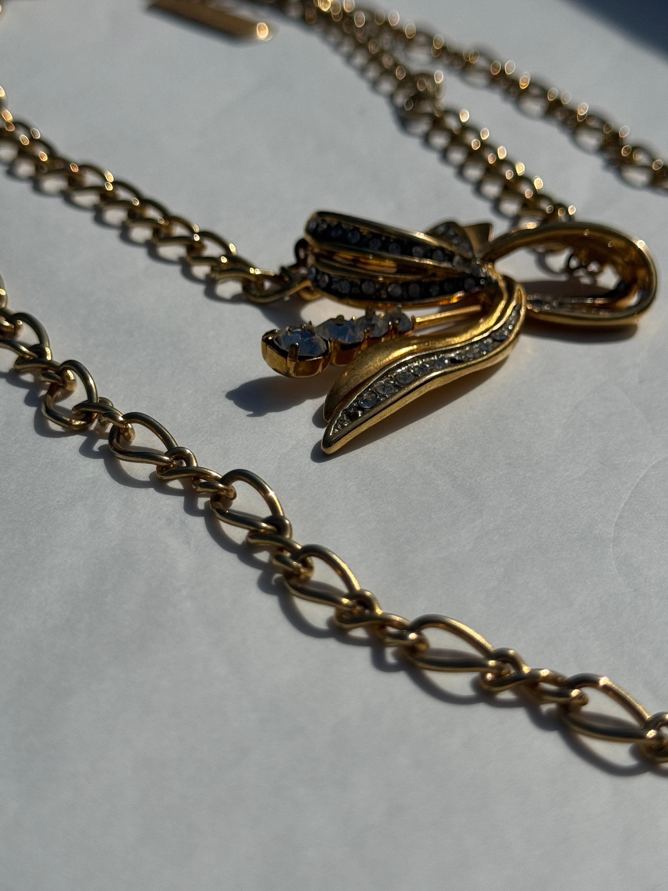Collar gargantilla Pierre Cardin de doble vuelta, cadena dorada y lazo de strass en venta 1