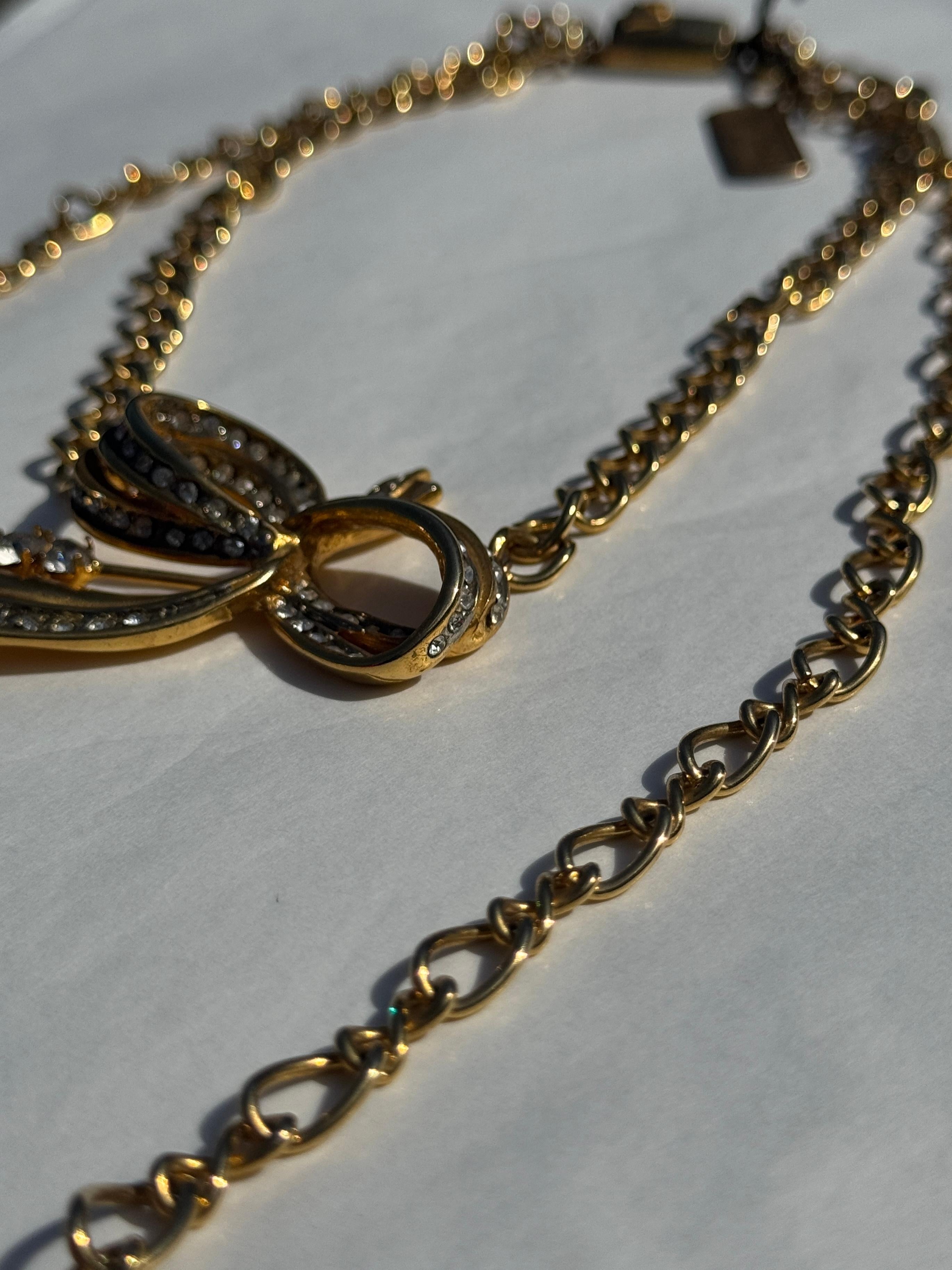 Collar gargantilla Pierre Cardin de doble vuelta, cadena dorada y lazo de strass en venta 2