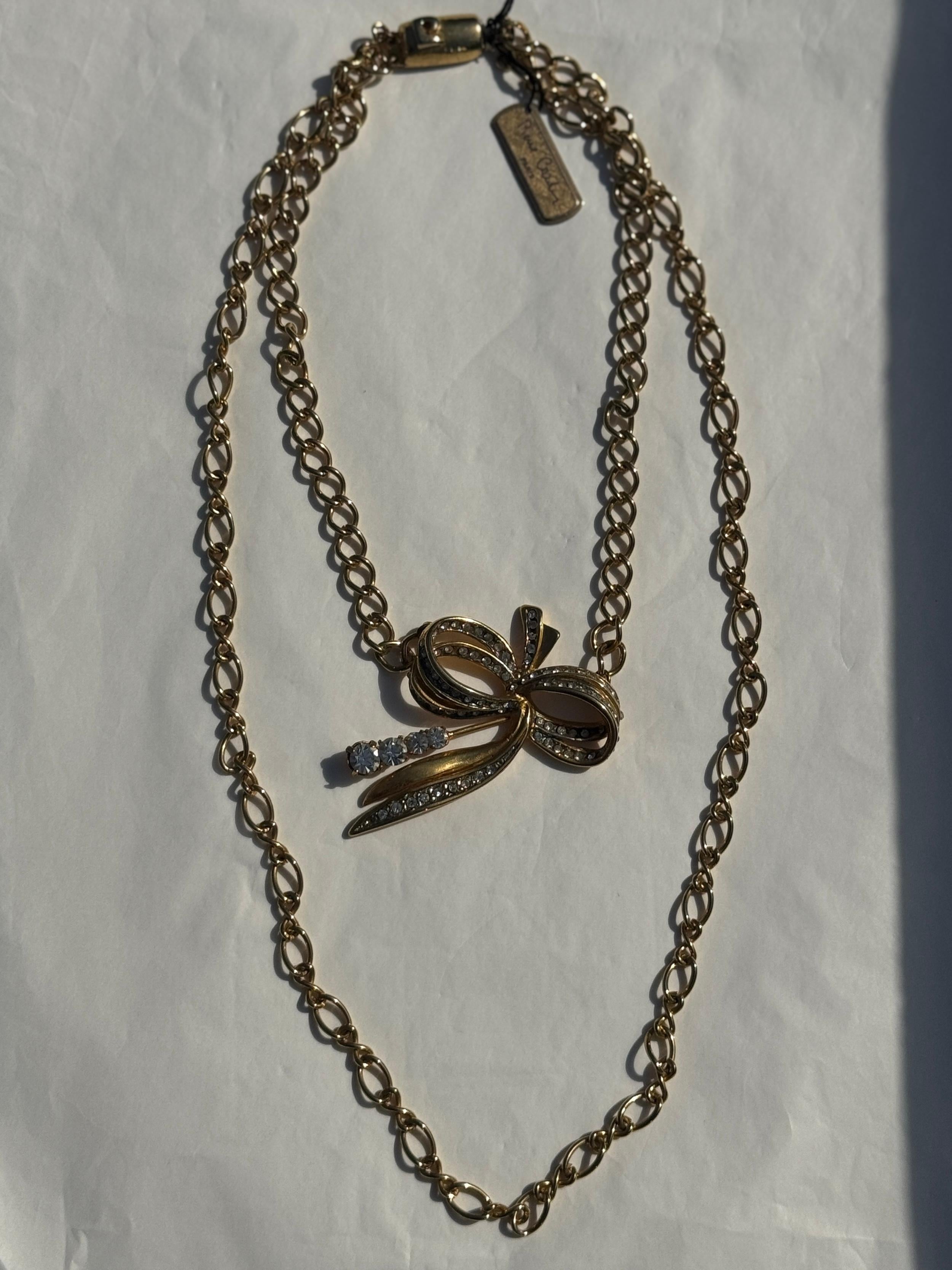 Collar gargantilla Pierre Cardin de doble vuelta, cadena dorada y lazo de strass en venta 3