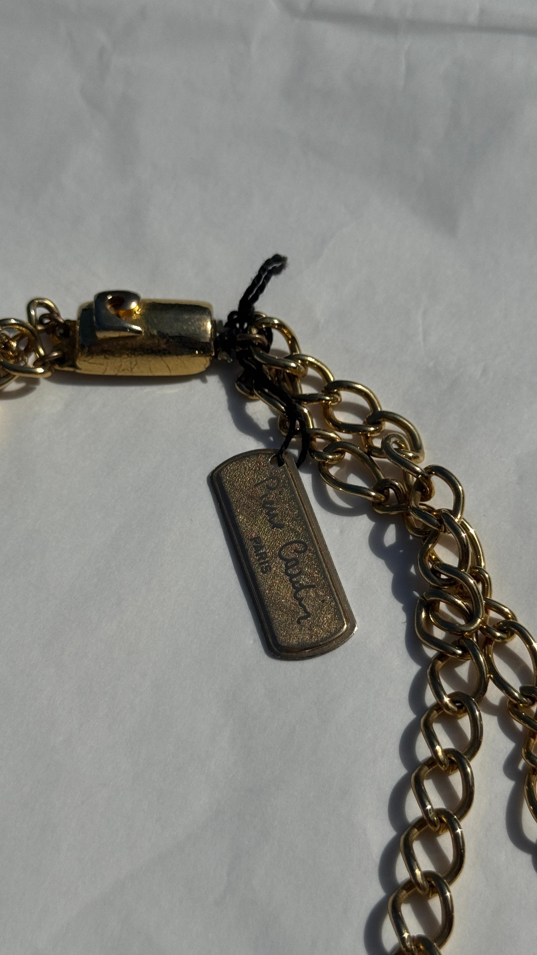 Collar gargantilla Pierre Cardin de doble vuelta, cadena dorada y lazo de strass en venta 4