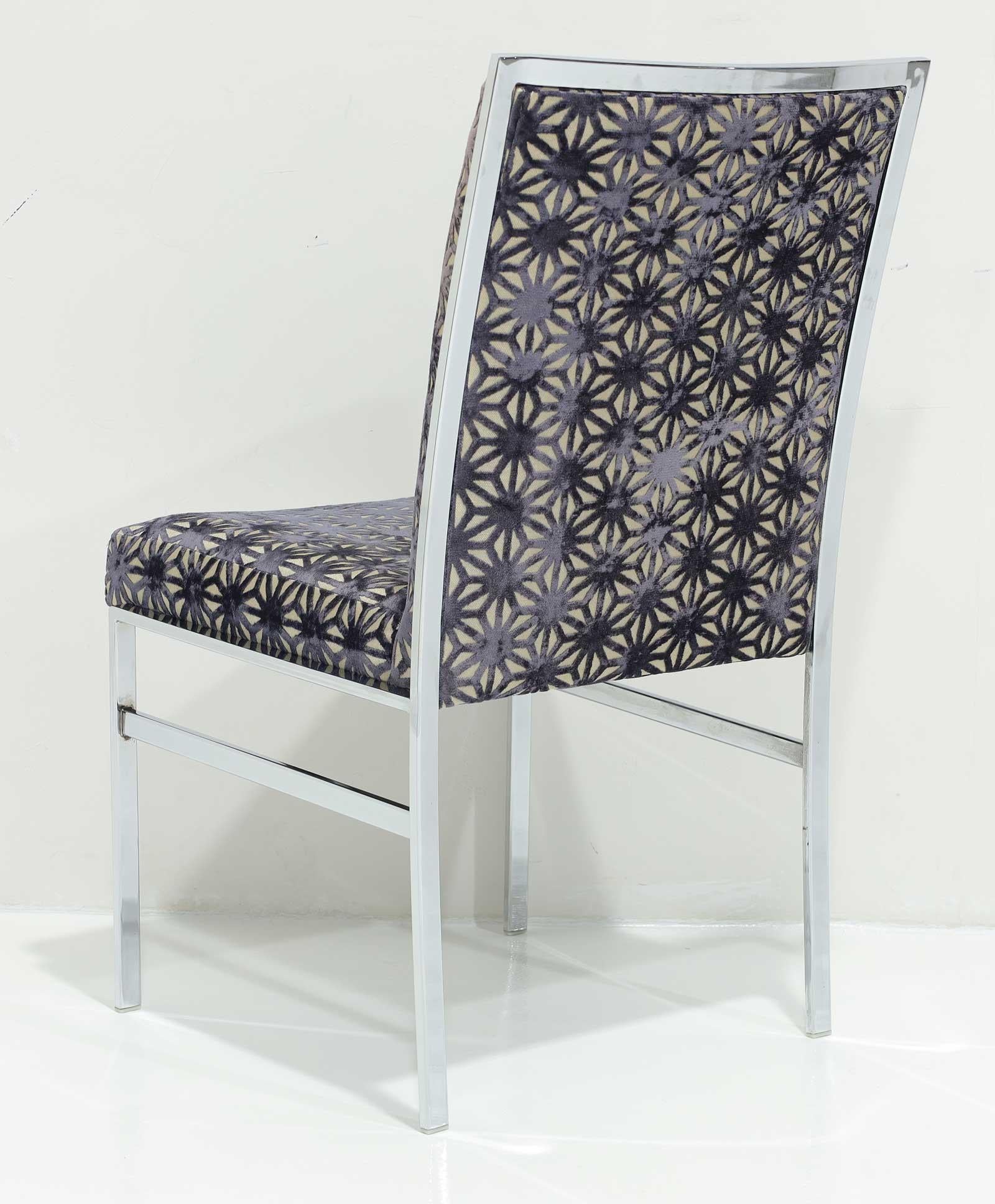 Sedie da pranzo cromate vintage disegnate da Pierre Cardin per Dillingham negli Stati Uniti, circa anni '70. Queste sedie sono un'ottima soluzione per dare un tocco moderno e sofisticato alla tua sala da pranzo. Le sedie sono attualmente rivestite