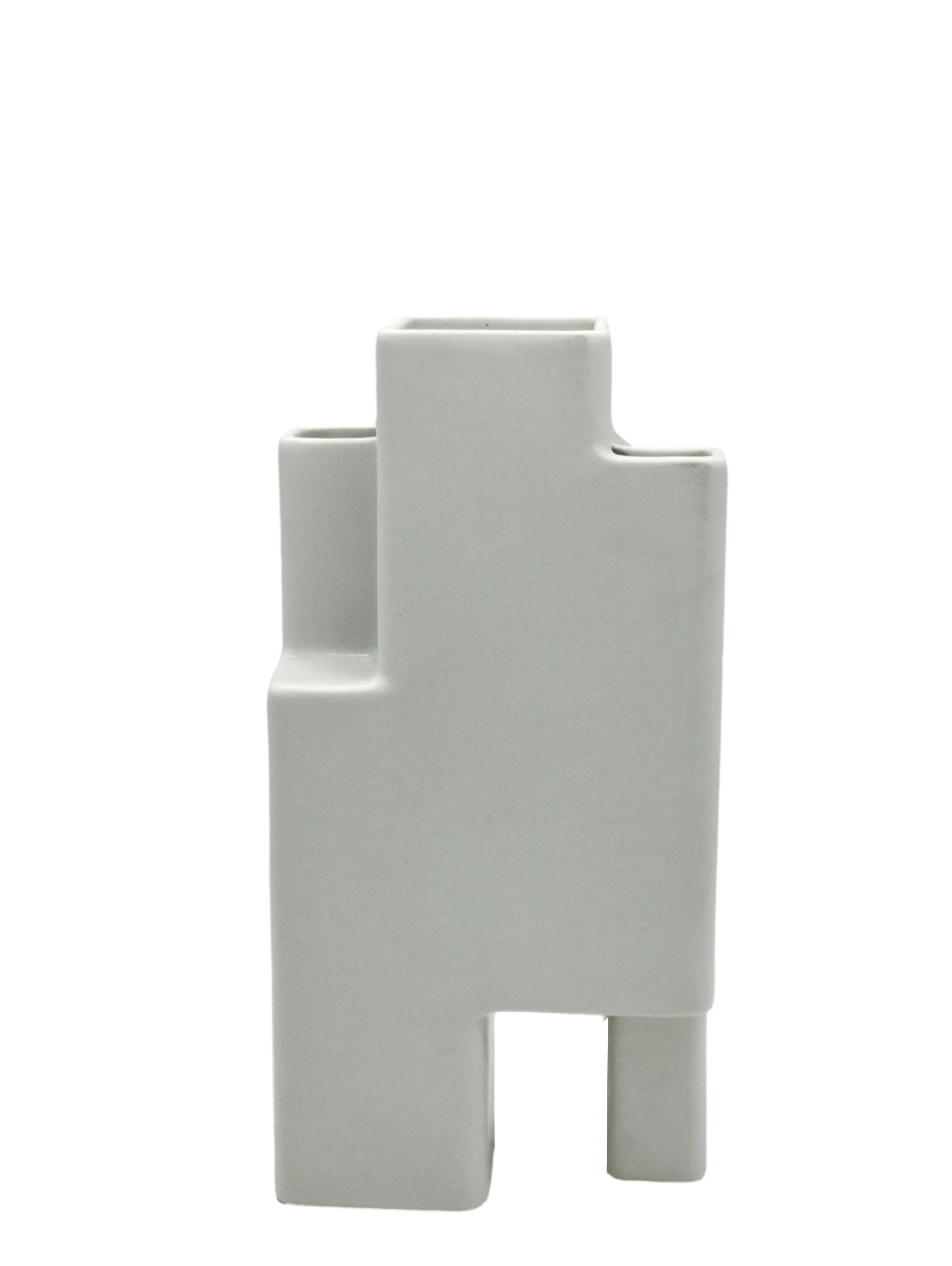 Pierre Cardin für Franco Pozzi zugeschrieben. Geometrische Keramikvase in Weiß, Italien, 1970er Jahre (Moderne der Mitte des Jahrhunderts) im Angebot