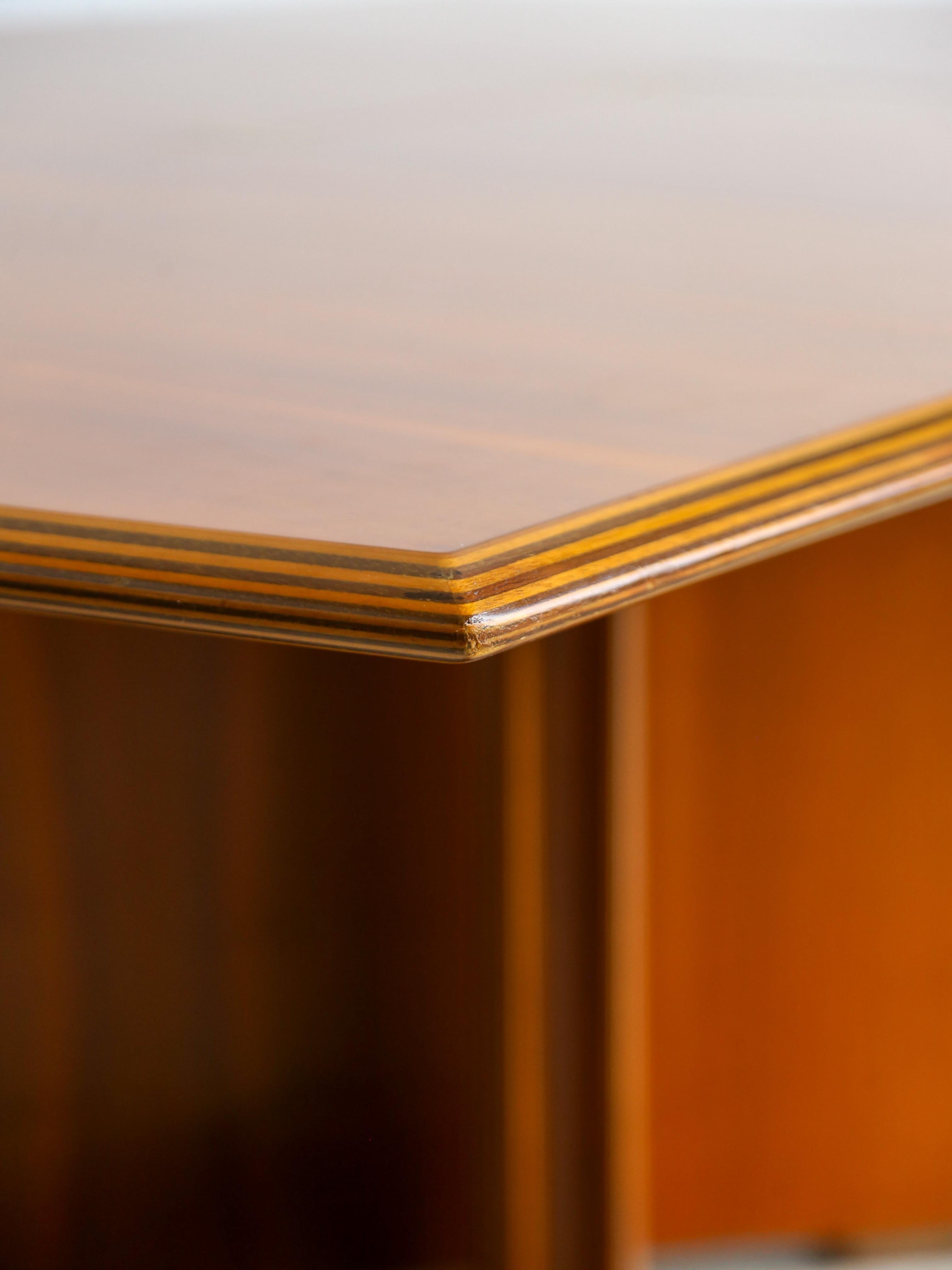 Cette table de salle à manger exceptionnelle reflète les sensibilités audacieuses mais élégantes du mobilier moderne du milieu du siècle. Cette pièce est aussi fonctionnelle qu'élégante. La table présente un profil épuré et minimaliste avec des