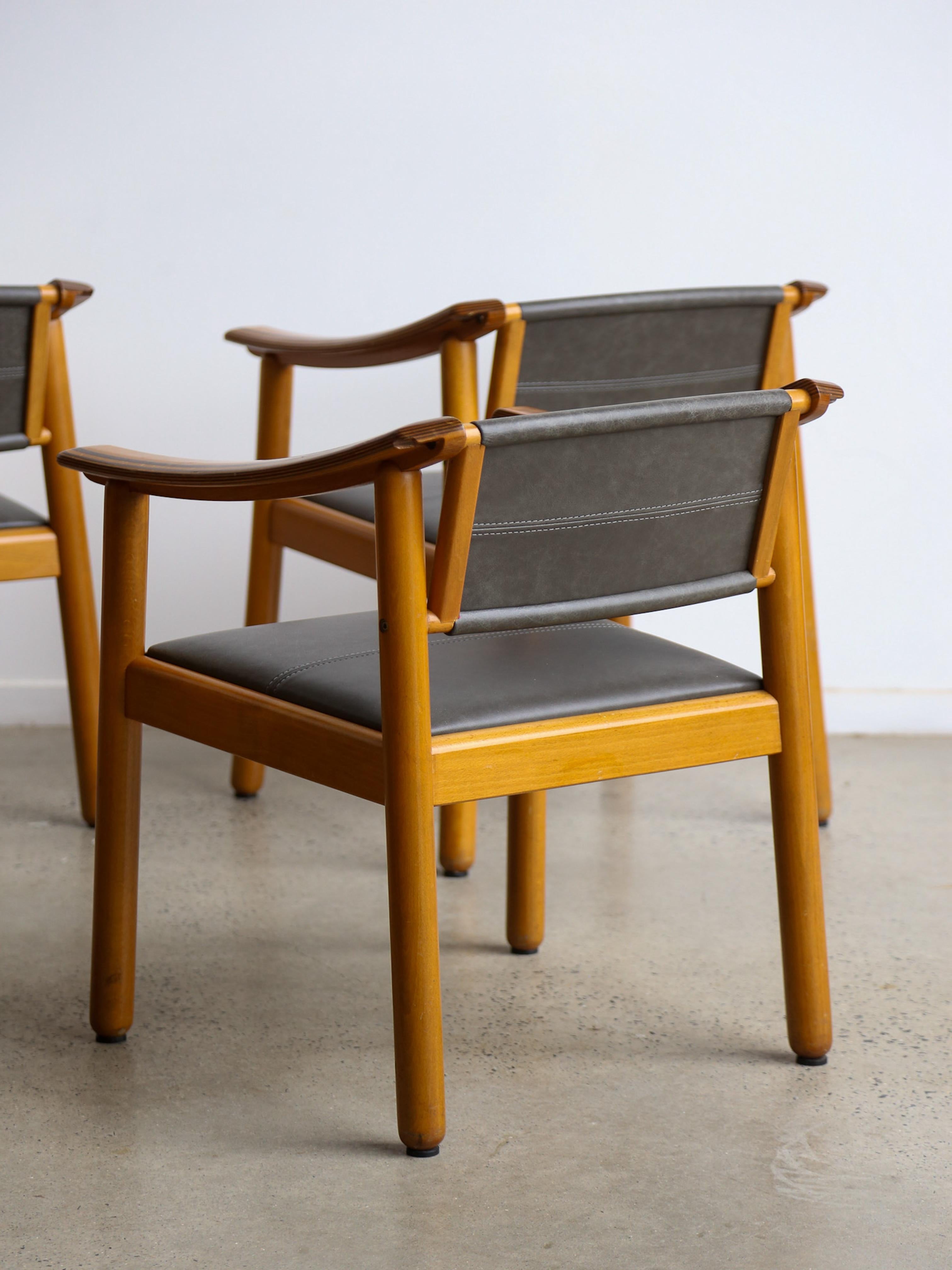 Questo splendido set di cinque poltrone incarna l'eleganza e la raffinatezza del design moderno della metà del secolo, queste sedie sono un perfetto connubio tra forma e funzione. Linee eleganti e minimaliste con braccioli delicatamente curvati che