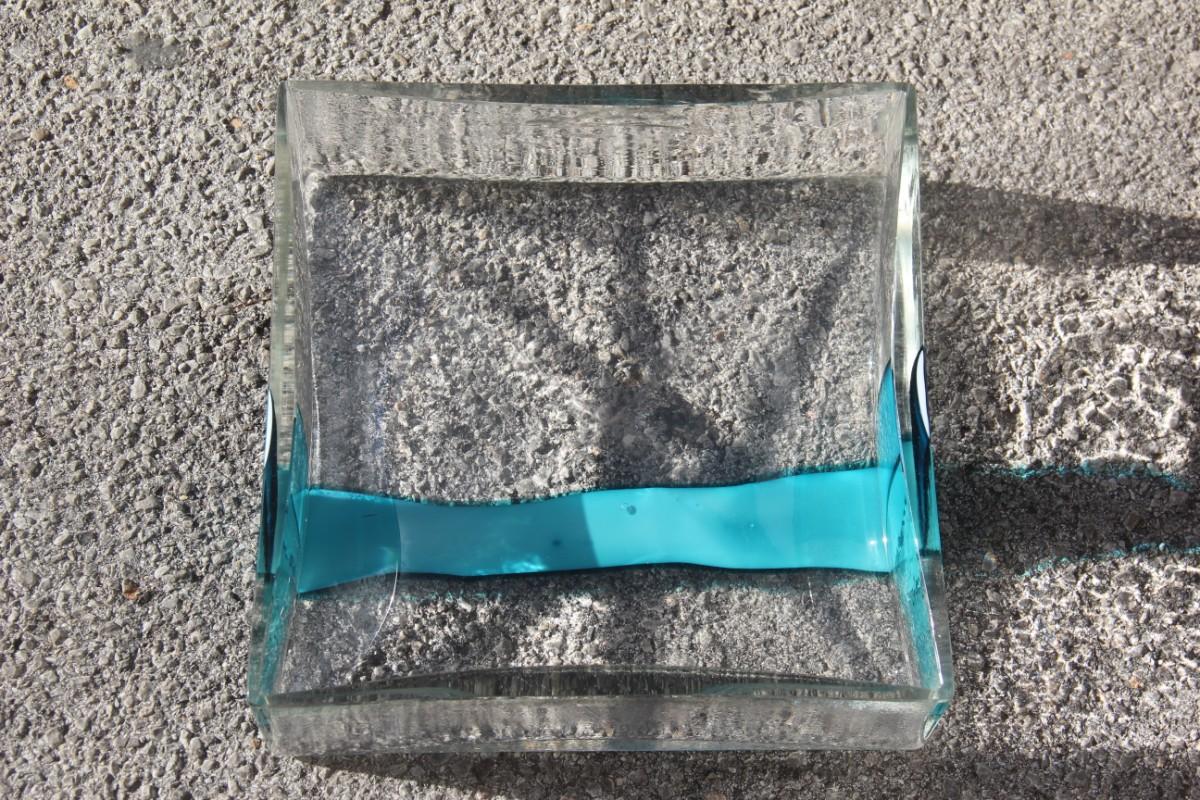 Pierre Cardin for Venini 1970 square transparent Murano bowl light blue glass.

Grand bol en verre de Murano, très lourd et transparent, avec une ligne centrale typique des 
le design et les formes du célèbre designer français Pierre Cardin
