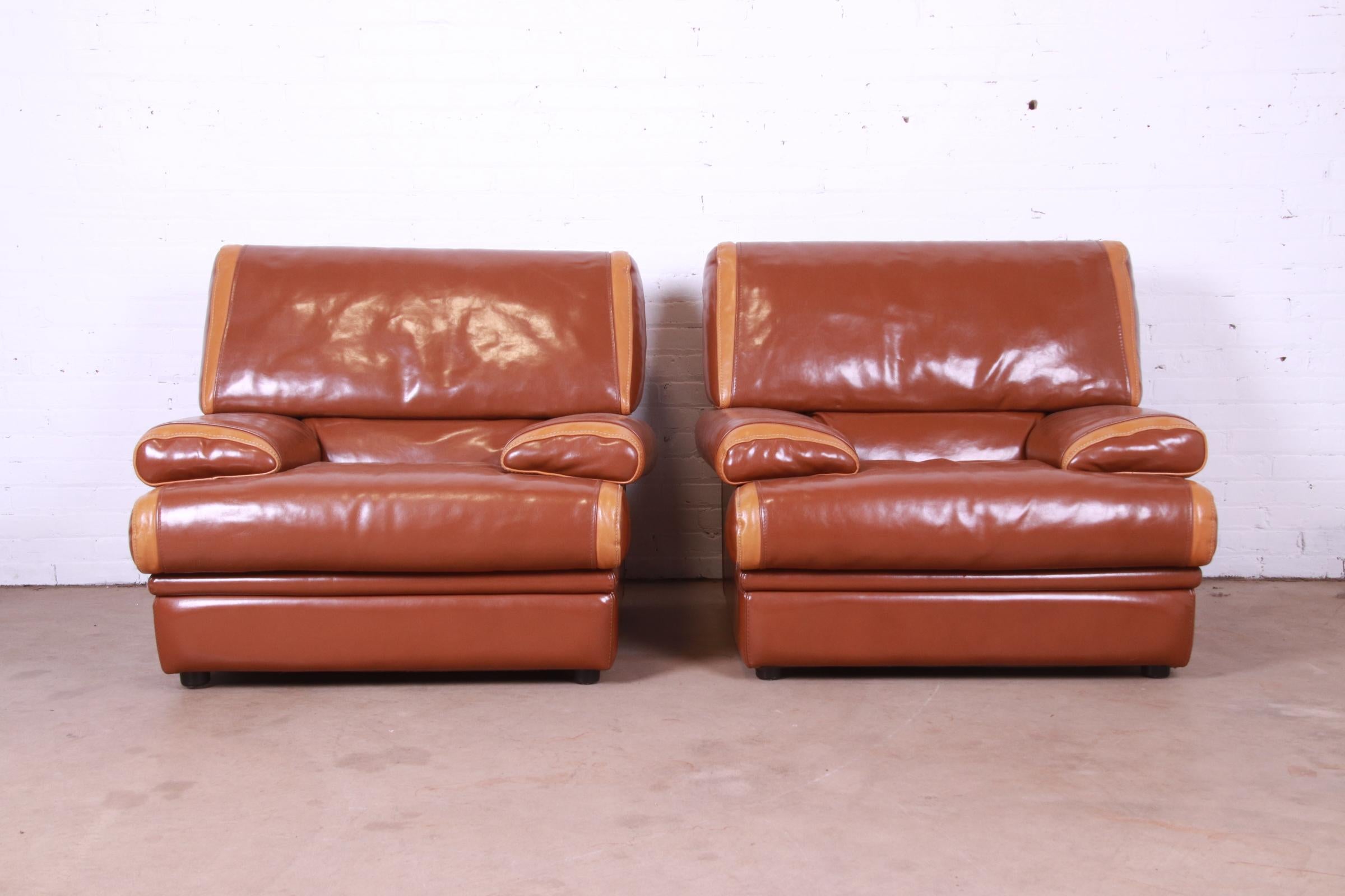 An exceptional pair of Modern Art Deco style oversized leather lounge chairs

By Pierre Cardin

France, 1970s

Measures: 42