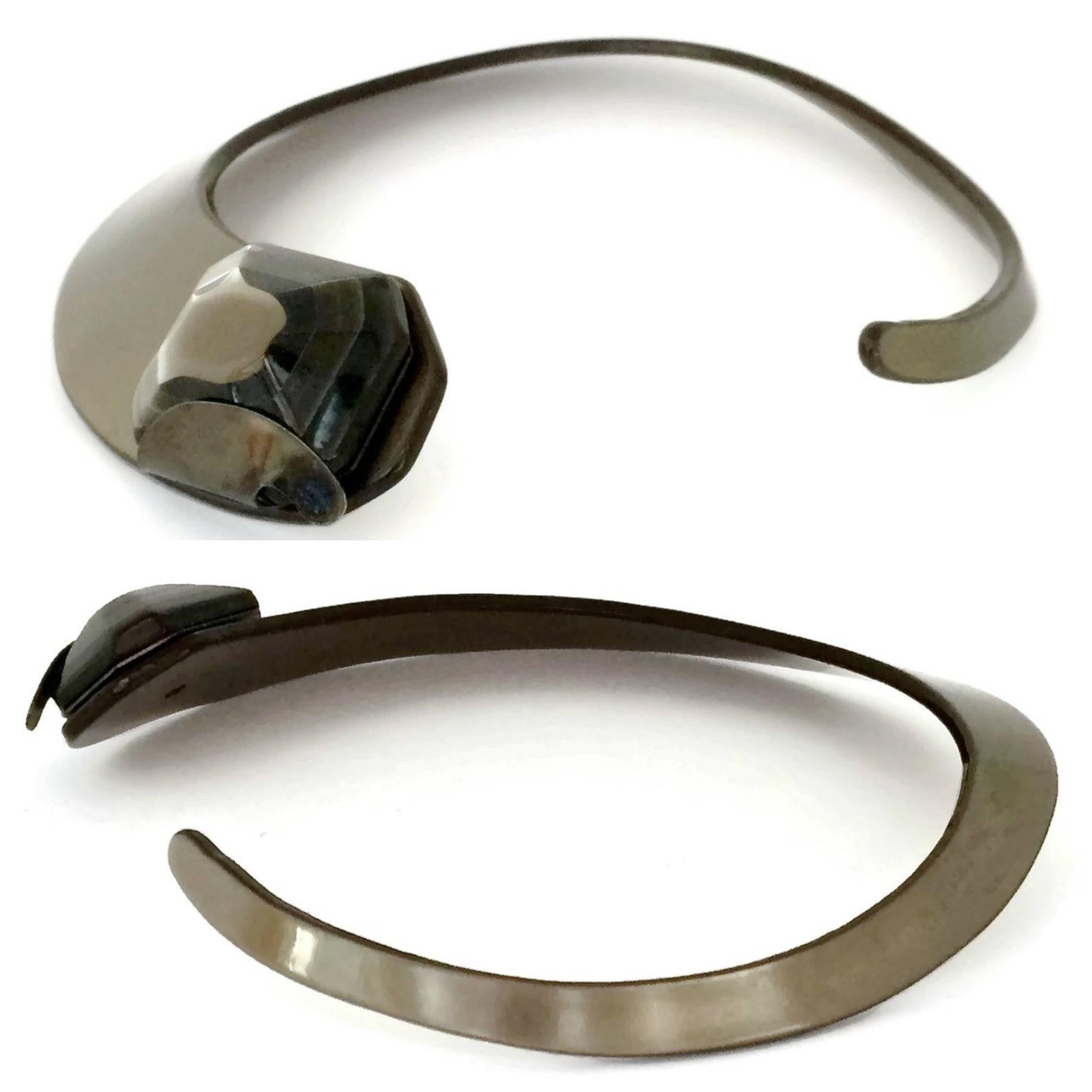 Vintage PIERRE CARDIN Futuristic Modernist Plexiglas Cabochon Rigid Collar Choker Necklace

Measurements:
Height: 1.33 inches (3.4 cm)
Inner Circumference: 14.56 inches (37 cm)

Features:
- 100% Authentic PIERRE CARDIN.
- Bronze tone plexiglas rigid