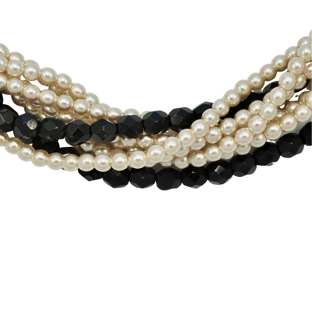 
Beautiful Pierre Cardin champagne glass pearl and faceted black glass twisted necklace, featuring a silver tone clasp set with clear and black rhinestones. Measuring length approximately 49.5 cm / 19.4 inches. The necklace is in very good
