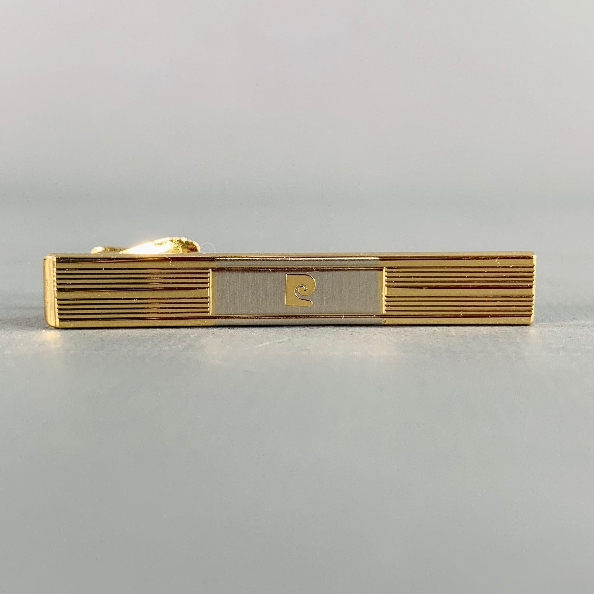 Vintage PIERRE CARDIN tie clip
in a gold tone metal featuring an engraved lines design with monogram detail. Comes with box.Excellent Pre-Owned Condition with Box.Width: 1.75 inches 
  
  
 
Sui Generis Reference: 136638
Category: Tie Clip
More