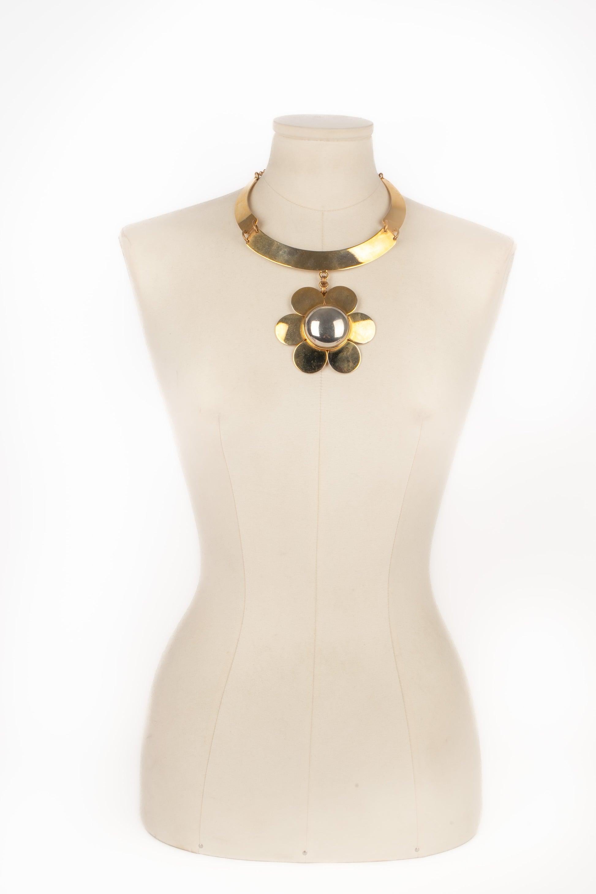 Pierre Cardin - Collana corta in metallo dorato e argentato. Gioielli non firmati.

Informazioni aggiuntive:
Condizioni: Buone condizioni
Dimensioni: Lunghezza: 43 cm

Riferimento del venditore: BC34
