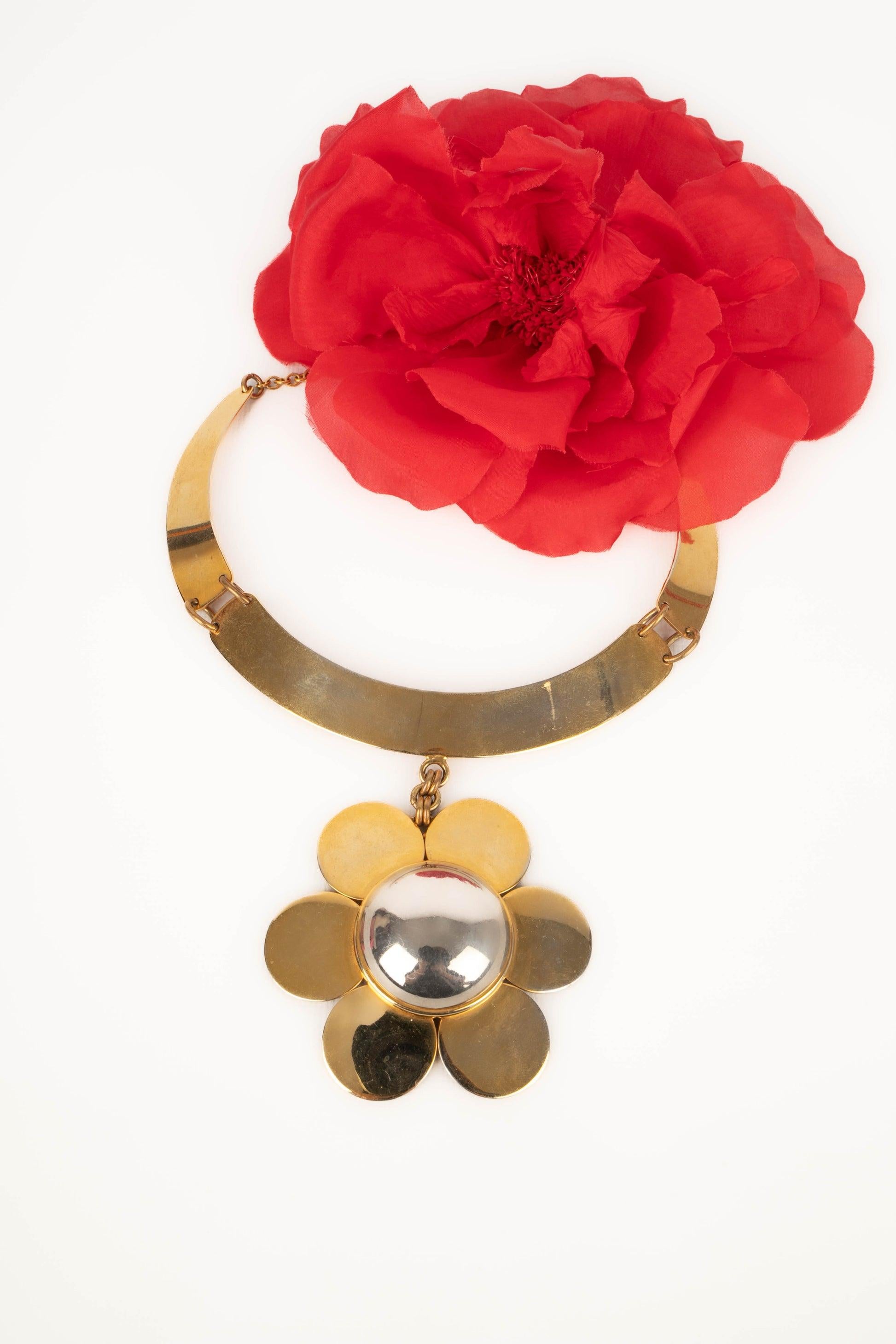 Collana in metallo dorato e argentato di Pierre Cardin in vendita 3