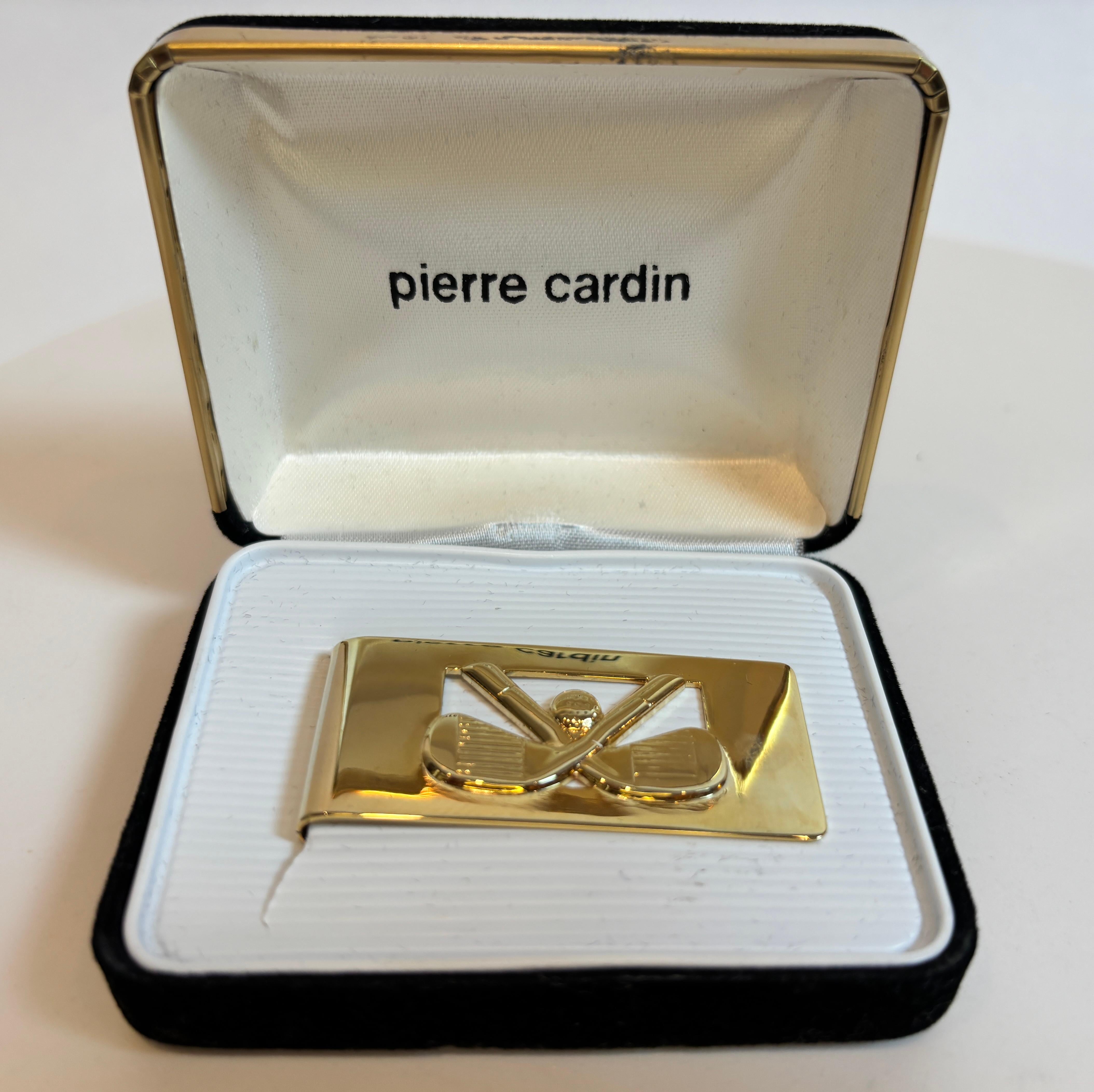 Vintage 1980 Pierre Cardin Golf Money Clip in Original Box

Ajoutez une touche de style vintage raffiné à votre collection d'accessoires avec cette authentique pince à billets Pierre Cardin des années 1980, qui présente un design sur le thème du