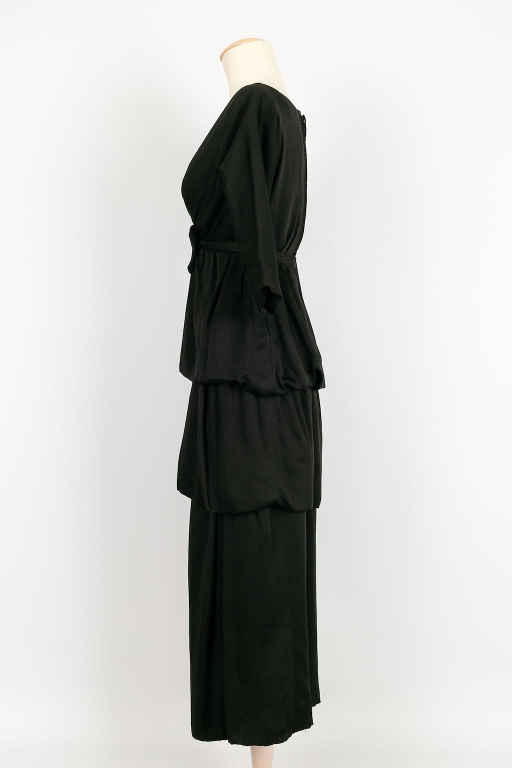 Pierre Cardin -Long silk long sleeve dress. No size label, it fits a 36FR. Model dating from the 1950s. To note, the lining has some tears.

Additional information: 
Dimensions: Chest: 36 cm, Waist: 33 cm, Sleeve length: 40 cm, Length: 125