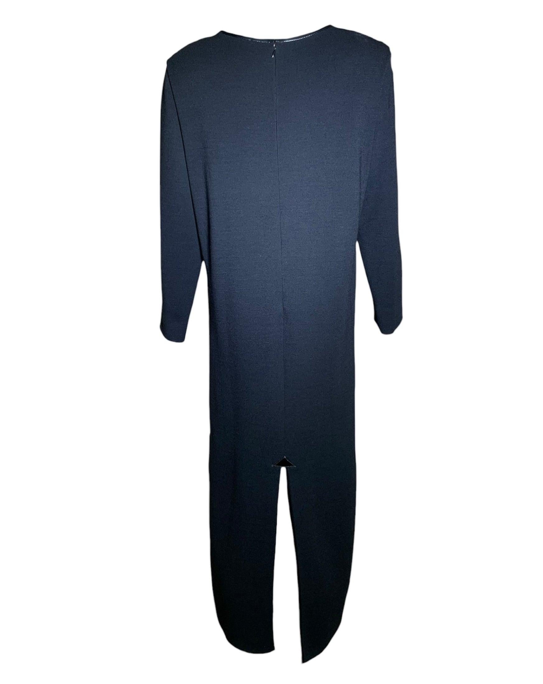 Mod Pierre Cardin Haute Couture años 80 hace vestido de turno años 70. Los triángulos de charol negro adornan el vestido, graduándose desde los más pequeños en el escote hasta los más grandes en la cintura. Ribete de charol alrededor del cuello.