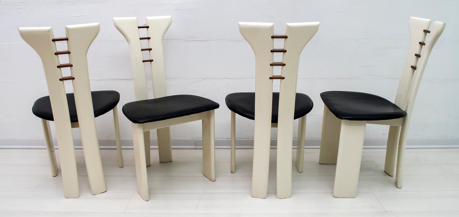 Pierre Cardin Elfenbeinfarben lackierte Stühle mit hölzernen Details und schwarzem Leder:: 1979 (Postmoderne)