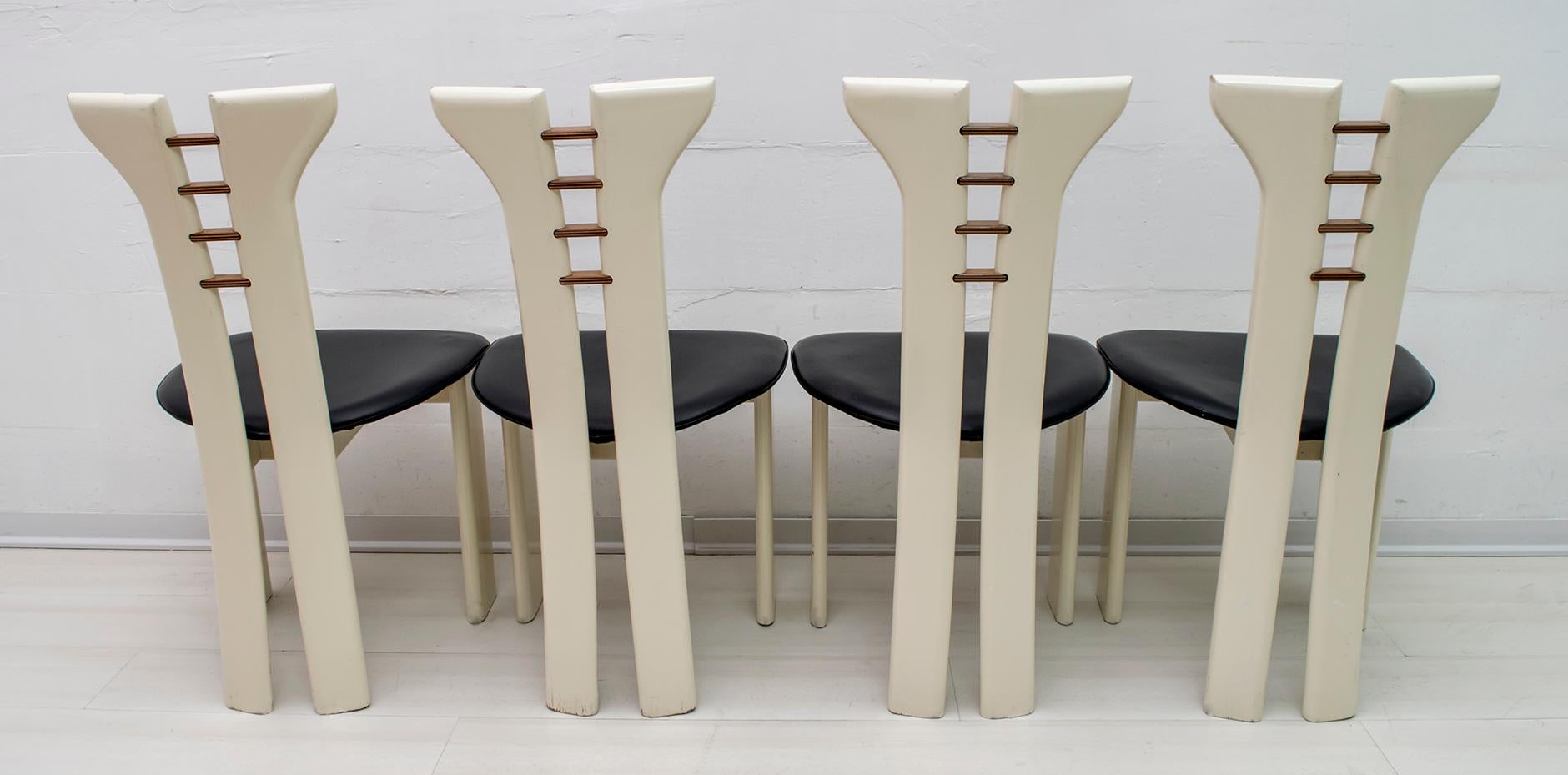 Pierre Cardin Elfenbeinfarben lackierte Stühle mit hölzernen Details und schwarzem Leder:: 1979 (Französisch)